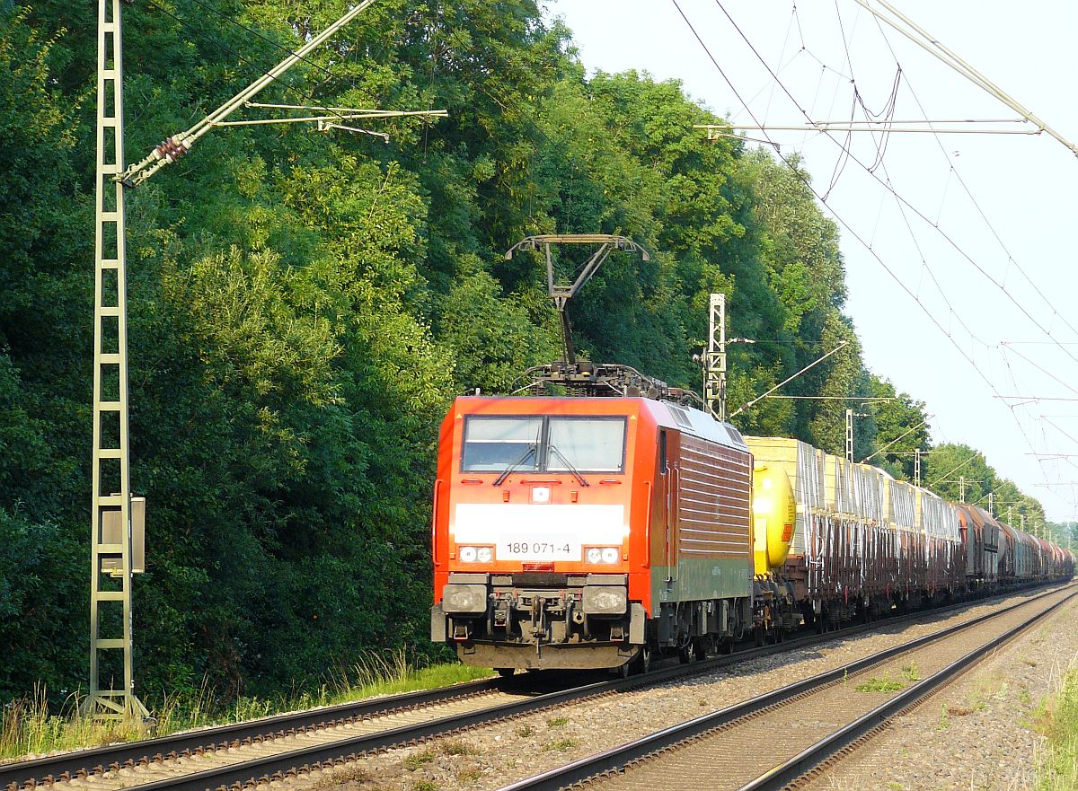 DB Schenker Lok 189 071-4 mit Gterzug nach Europoort (Rotterdam, Niederlande). Schwarzer Weg, Vrasselt bei Emmerich am Rhein 03-07-2015.

DB Schenker loc 189 071-4 met een bonte goederentrein voor Europoort (NL). Schwarzer Weg, Vrasselt bij Emmerich, Duitsland 03-07-2015.