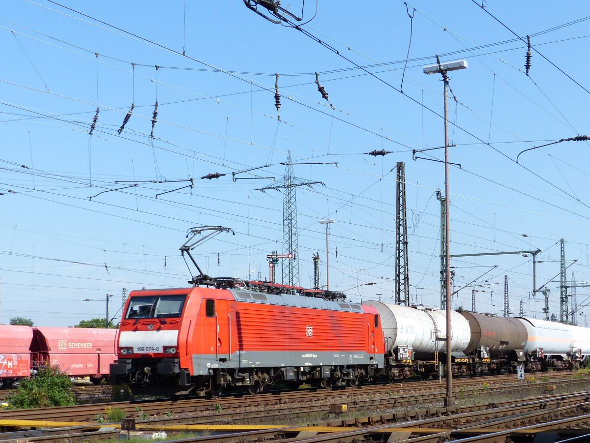 DB Schenker Lok 189 074-8 mit Gterzug. Oberhausen West 11-09-2015.

DB Schenker loc 189 074-8 met een goederentrein. Oberhausen West 11-09-2015.