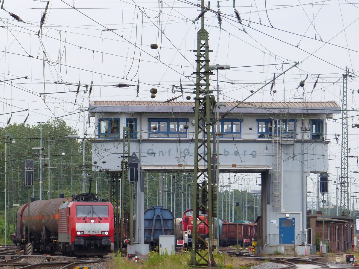 DB Schenker Lok 189 074-8 bei Gremberg Gnf (Gremberg Nord Fahrdienstleitung), Rangierbahnhof Kln Gremberg 08-07-2016.

DB Schenker loc 189 074-8 bij seinhuis Gremberg Gnf (Gremberg Nord Fahrdienstleitung), rangeerstation Keulen Gremberg 08-07-2016.