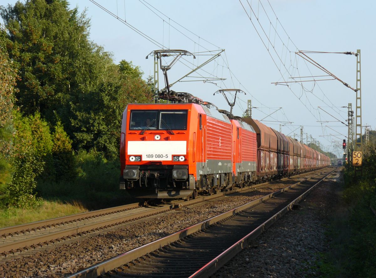 DB Schenker Lok 189 080-5 mit Schwesterlok. Millingen (bei Rees), Duitsland 12-09-2014.

DB Schenker loc 189 080-5 met zusterlocomotief nadert station Millingen (bei Rees), Duitsland 12-09-2014.