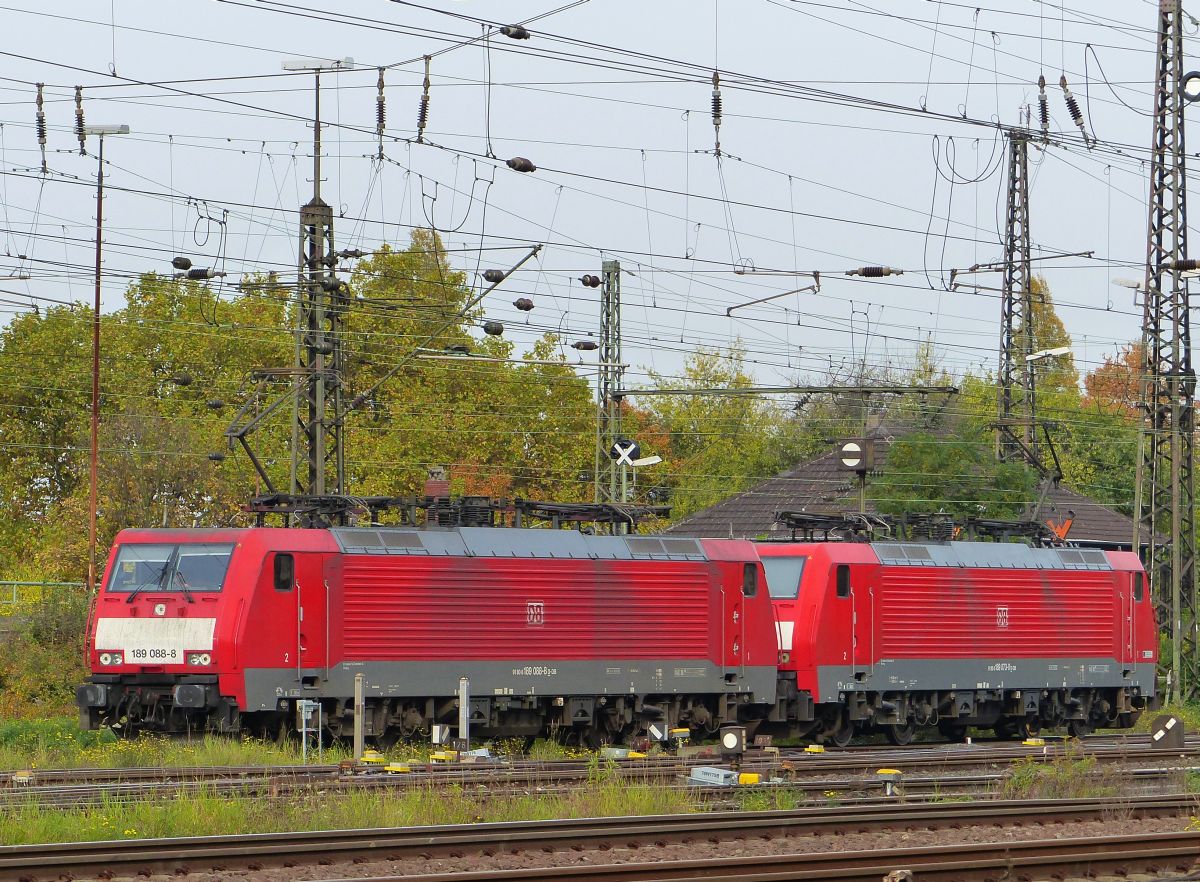 DB Schenker Lok 189 088-8 und 189 073-0 Oberhausen West, Deutschland 30-10-2015.

DB Schenker loc 189 088-8 en 189 073-0 Oberhausen West, Duitsland 30-10-2015.