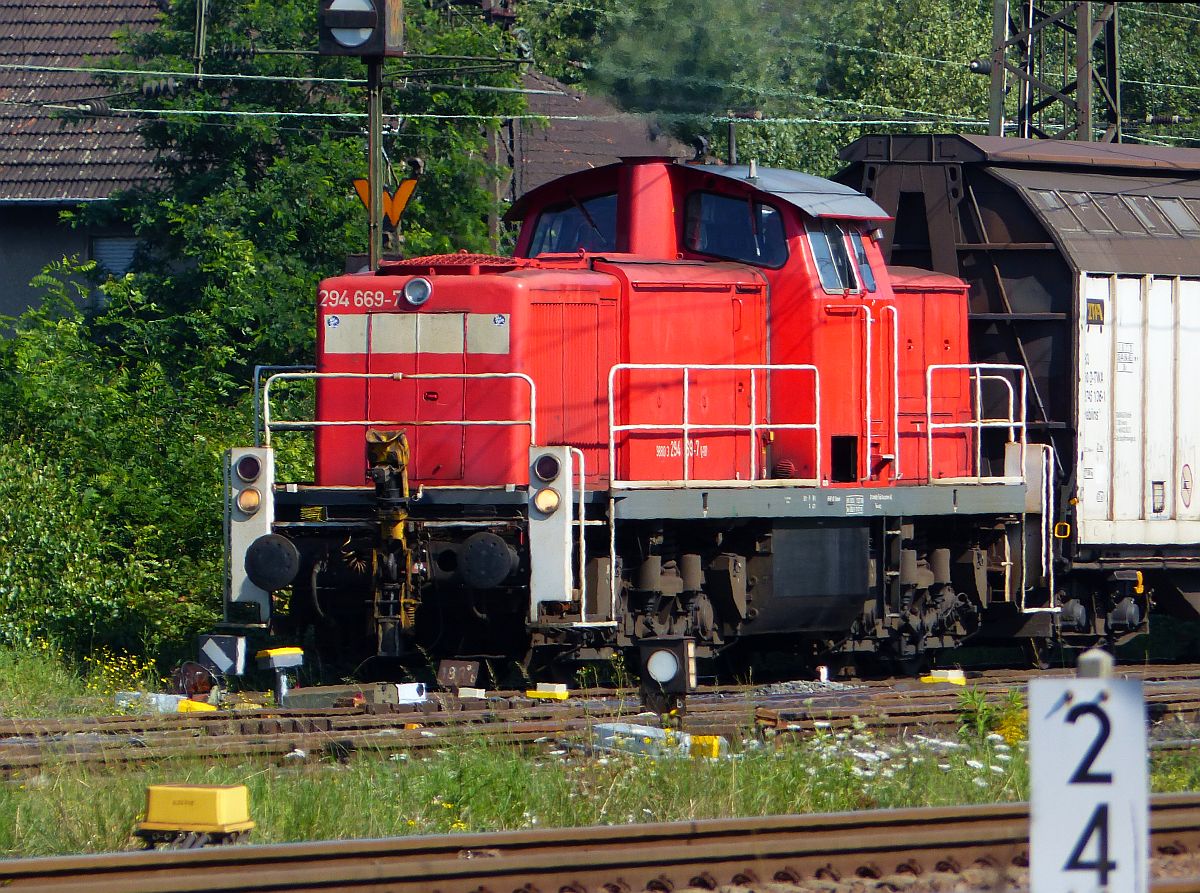 DB Schenker Lok 294 669-7 Oberhausen West am 11-09-2015.

DB Schenker loc 294 669-7 Oberhausen West 11-09-2015.