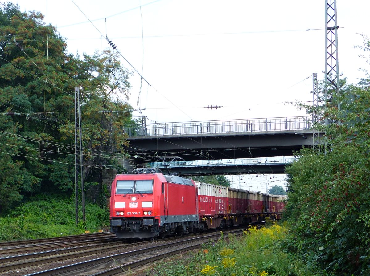 DB Schenker Lok mit Gterzug 185 366-2 Oberhausen 11-09-2015.

DB Schenker locomotief 185 366-2 Oberhausen 11-09-2015.