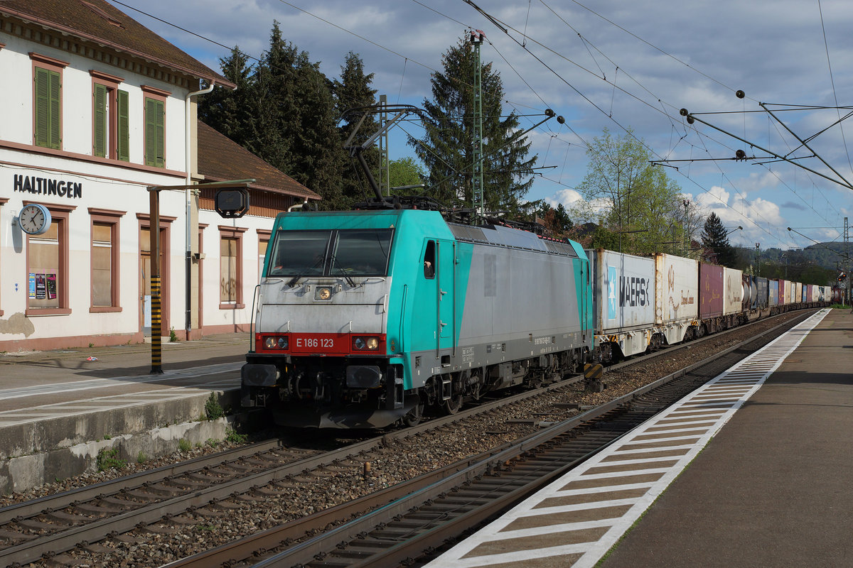 DB: Seit der Zulassung von Privaten wurde das Fotografieren der DB-Strecken interessanter. E 186 123 bringt ihren schweren Gterzug in den Norden. Die Aufnahme entstand bei der Bahnhofsdurchfahrt Haltingen am 14. April 2016.
Foto: Walter Ruetsch