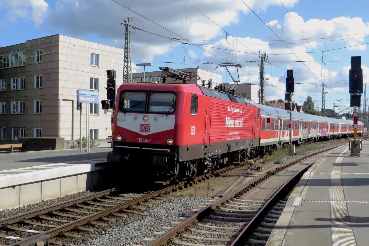 DB Söldner 112 139 treft am sonnigen 21 September 2022 mit N-Wagen in Hannover Hbf ein.