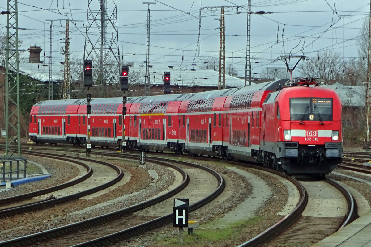 DB Taurus 182 015 treft mit der RE aus/nach Brandenburg Hbf über berlin Hbf am 25 Febtruar 2020 in Frankfurt-am-Oder ein.