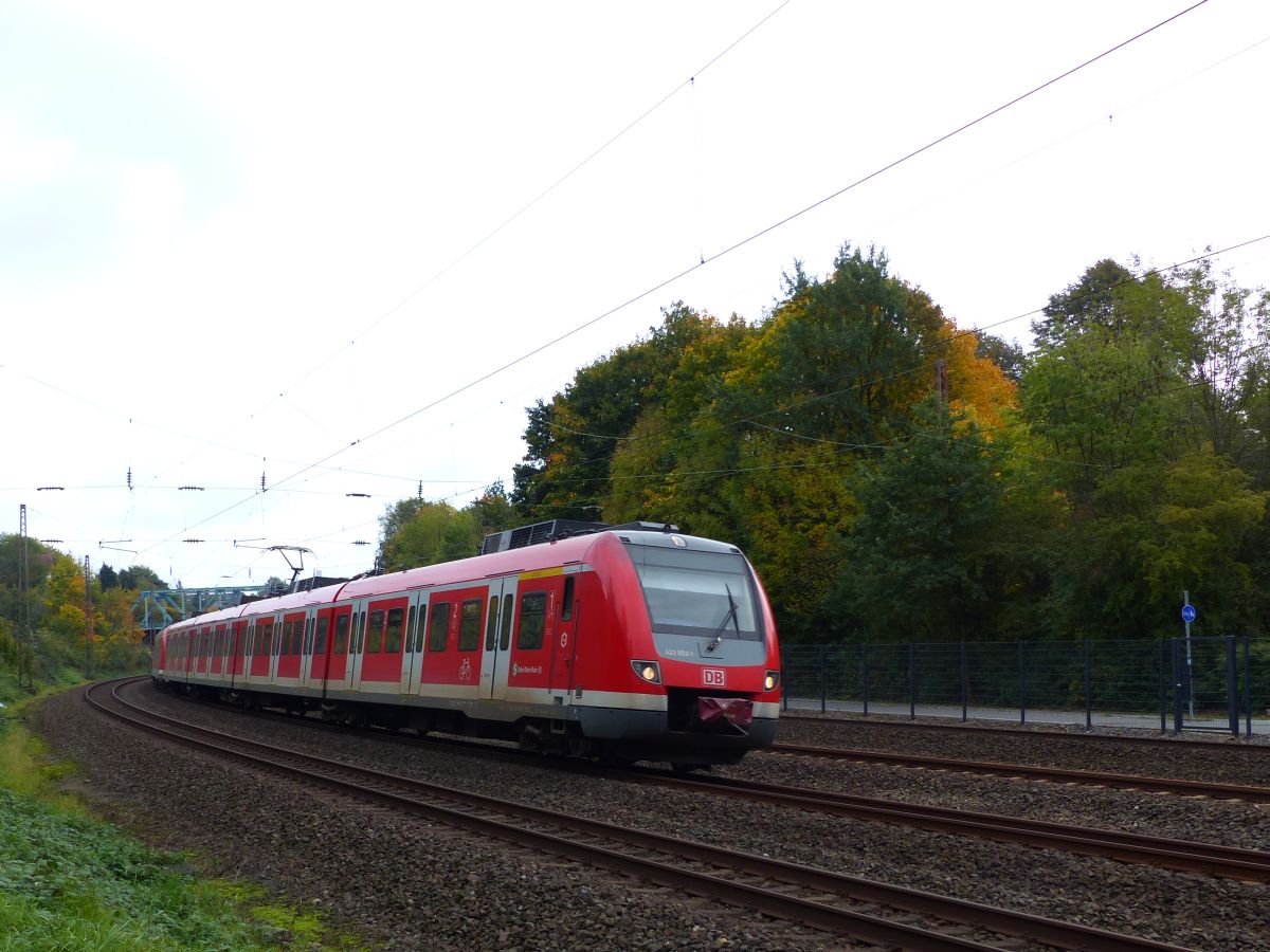 DB Triebzug 422 052-1 und 422 020-8 Winkhauser Talweg, Mlheim an der Ruhr 13-10-2017.

DB treinstel 422 052-1 en 422 020-8 Winkhauser Talweg, Mlheim an der Ruhr 13-10-2017.