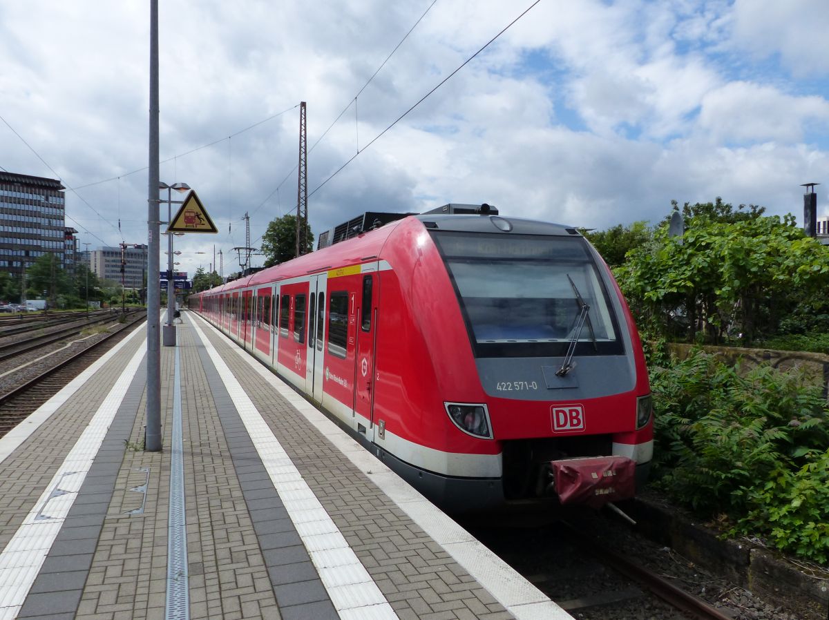 DB Triebzug 422 571-0 Gleis 1 Bahnhof Dsseldorf-Rath 09-07-2020.

DB treinstel 422 571-0 station spoor 1 Dsseldorf-Rath 09-07-2020.