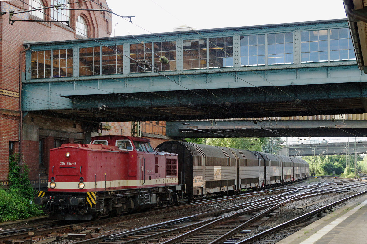 DB: Trotz einem Platzregen wurde der seltene Gterzug mit der dunkelroten 204 354-5 anlsslich der Bahnhofsdurchfahrt Hamburg-Harburg am 9. August 2016 verewigt.
Foto: Walter Ruetsch