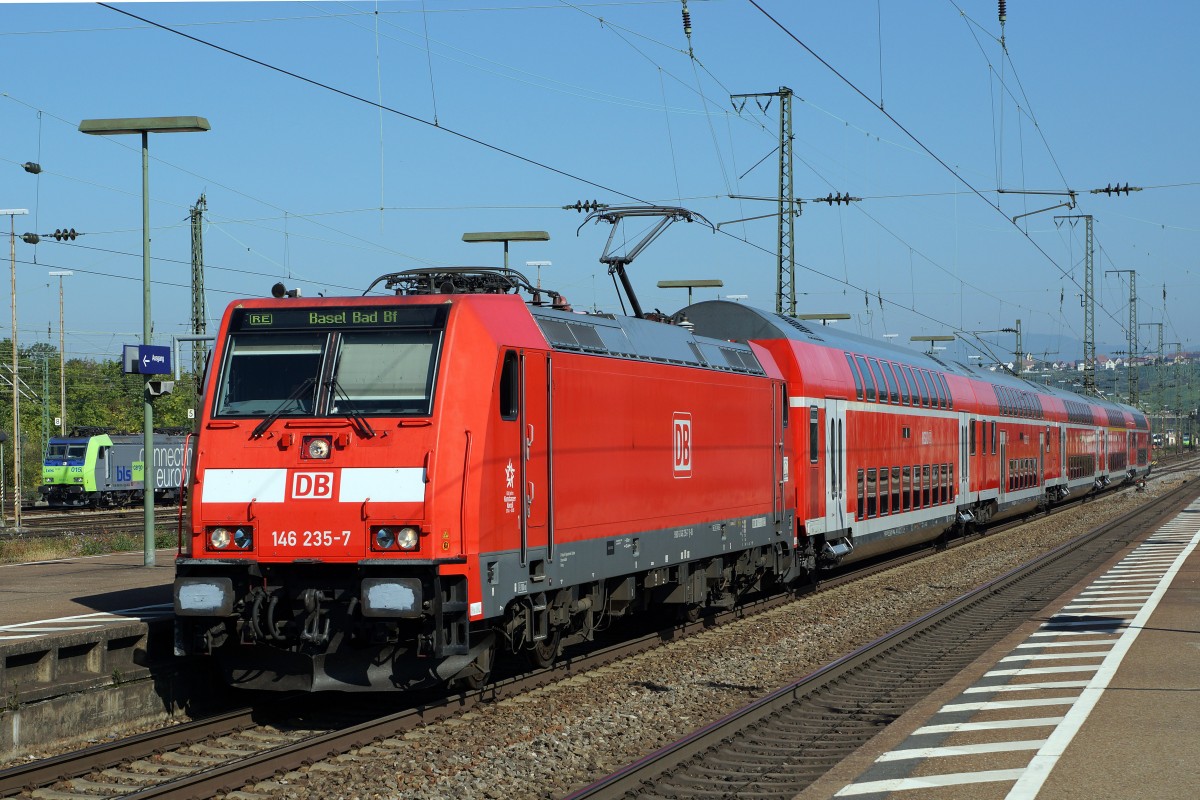 DB/BLS: RE nach Basel Badischer Bahnhof mit 146 235-7 beim Zwischenhalt in Weil am Rhein am 2. Oktober 2015. Im Hintergrund ersichtbar ist ein BLS-Güterzugmit der Re 485 015-0.
Foto: Walter Ruetsch 