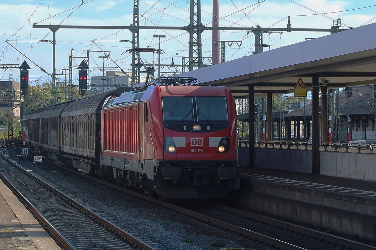 DBC 187 176 zieht ein Ganzzug durch Fulda -ganz in Schatten- am 23 September 2025.