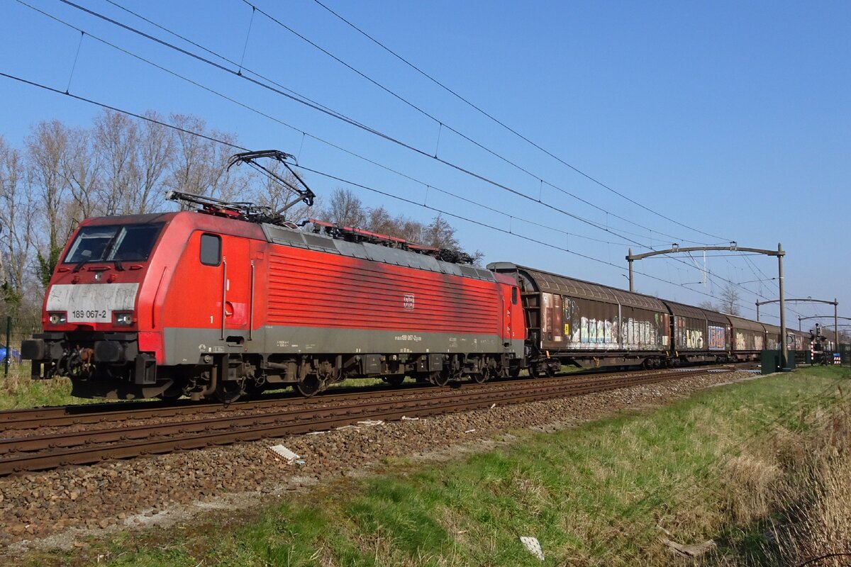 DBC 189 067 zieht am 10 März 2022 ein Papierzug durch Oisterwijk.