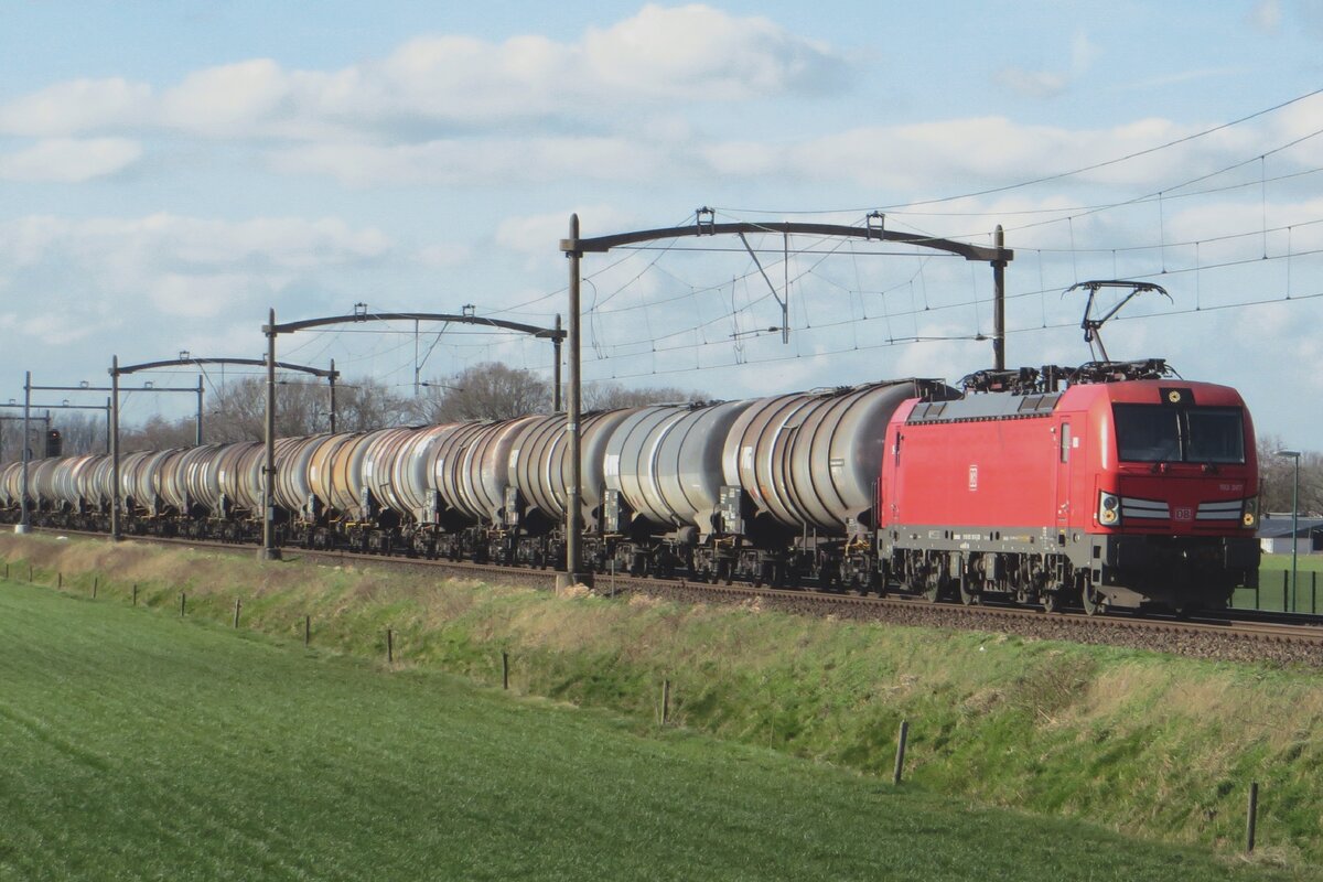 DBC 193 307 zieht ein Kesselwagenzug durch Hulten am 23 Februari 2022.