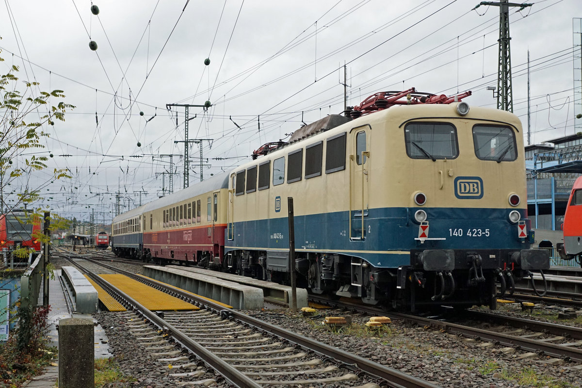 DB/SBB HISTORIC: 
Rückführung der Ce 6/8 III 14305 von Meiningen bis Olten nach zwei Jahren.
Die Überfuhr  wurde vom 3. November bis 5. November 2017 durch das Team Lützel durchgeführt. Als Zugloks standen die 140 423 sowie die 218 460 vom DB Museum Koblenz im Einsatz. Als Begleitwagen für Eisenbahnfreunde wurden zwei Bm und der Clubwagen mitgeführt. Die 218 460 machte sich bereits kurz nach der Ankunft in Singen nach der Betankung als Lokzug auf die Rückfahrt. In Schaffhausen wurden die Ce 6/8 III 14305 und die Begleitwagen von der Be 4/7 12504 übernommen für die Weiterfahrt nach Olten.
Die Aufnahmen vom 5. November 2017 dokumentieren die Ankunft in Singen.
Foto: Walter Ruetsch  