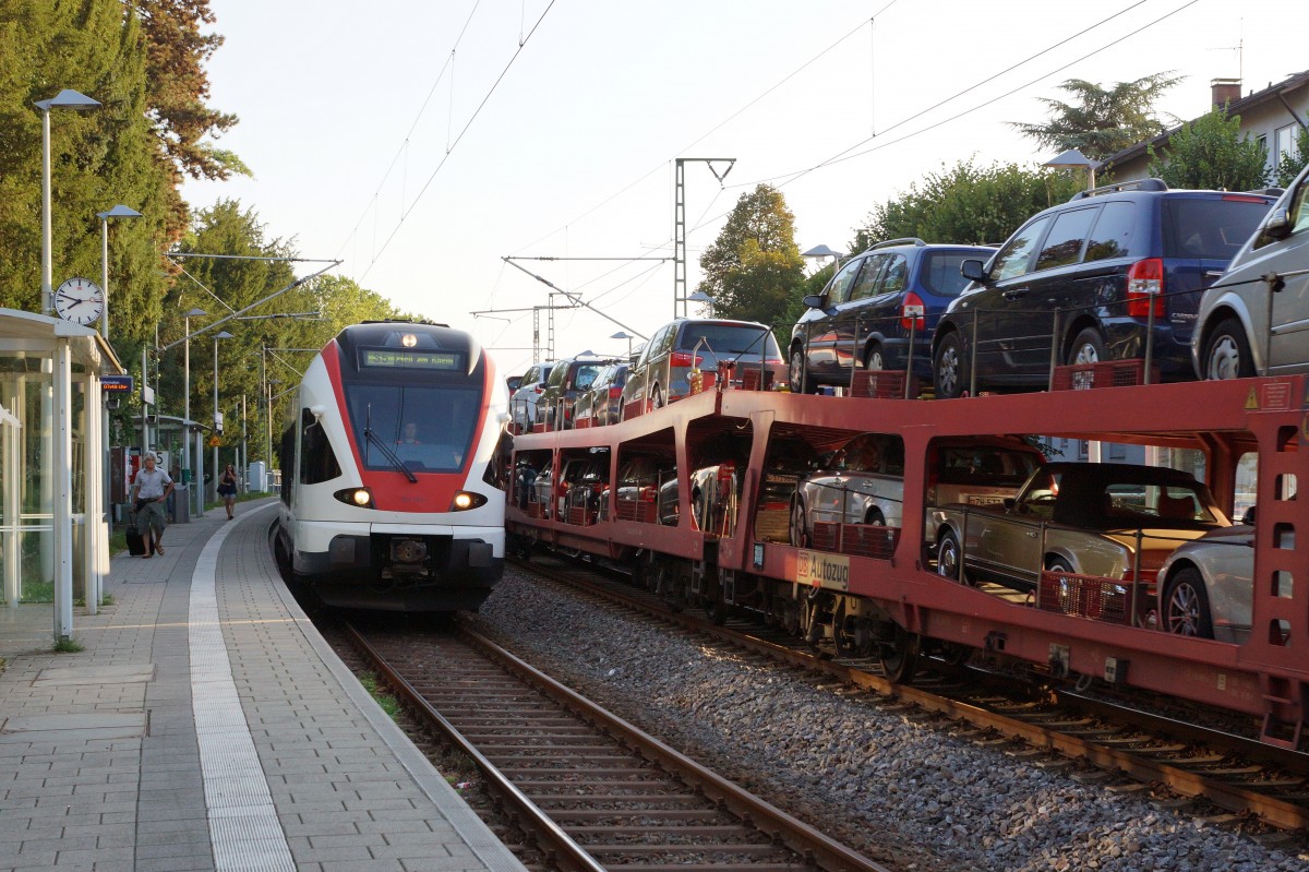 DB/SBB: Zugskreuzung vom 7. August 2015 in Lörrach Museum Burghof zwischen der S 5 Steinen-Weil am Rhein mit SBB RABe 521 011 FLIRT und dem DB Autozug Hamburg - Lörrach. Der Autozug ist von der Einstellung bedroht wegen rückläufiger Nachfrage.
Foto: Walter Ruetsch