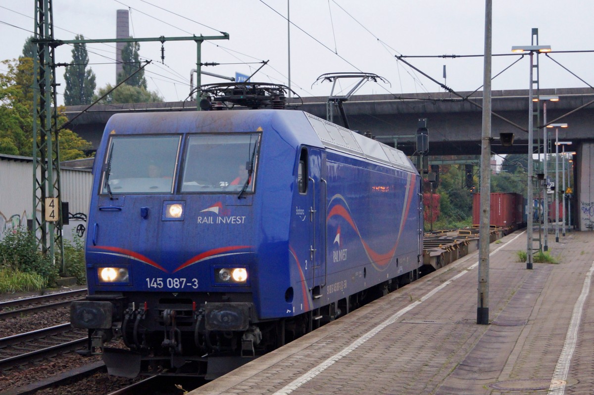 DB/SRI RAIL INVEST: Güterzug mit der 145 087-3 in HAMBURG HARBURG am 14. Oktober 2015.
Foto: Walter Ruetsch