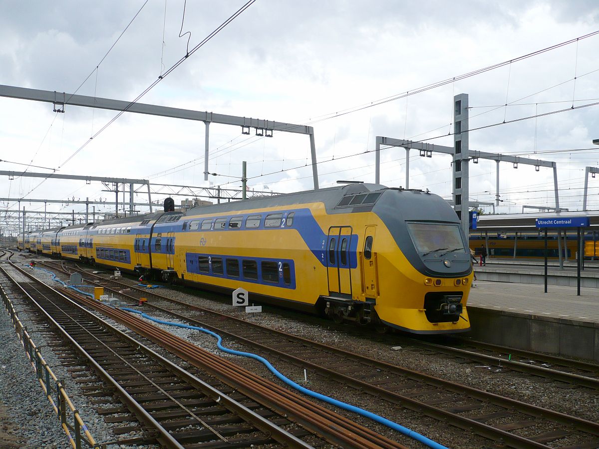 DD-IRM TW 8659 Gleis 15 Utrecht Centraal Station 19-06-2015.

DD-IRM treinstel 8659 spoor 15 Utrecht Centraal Station 19-06-2015.