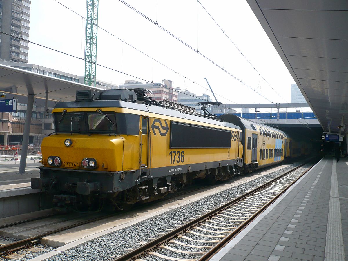 DDAR 7377 mit Lok 1736 Gleis 2 Utrecht Centraal Station 24-04-2015.

DDAR 7377 met locomotief 1736 op spoor 2 Utrecht Centraal Station 24-04-2015.