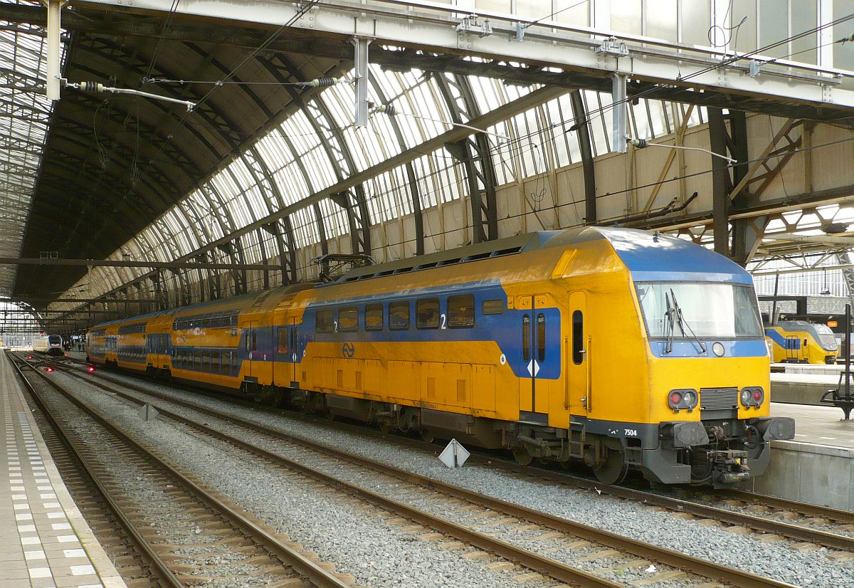 DDZ-4 TW 7504 Gleis 11 Amsterdam Centraal Station 13-11-2013.

DDZ-4 7504 als intercity naar Enkhuizen spoor 11 Amsterdam CS 13-11-2013.