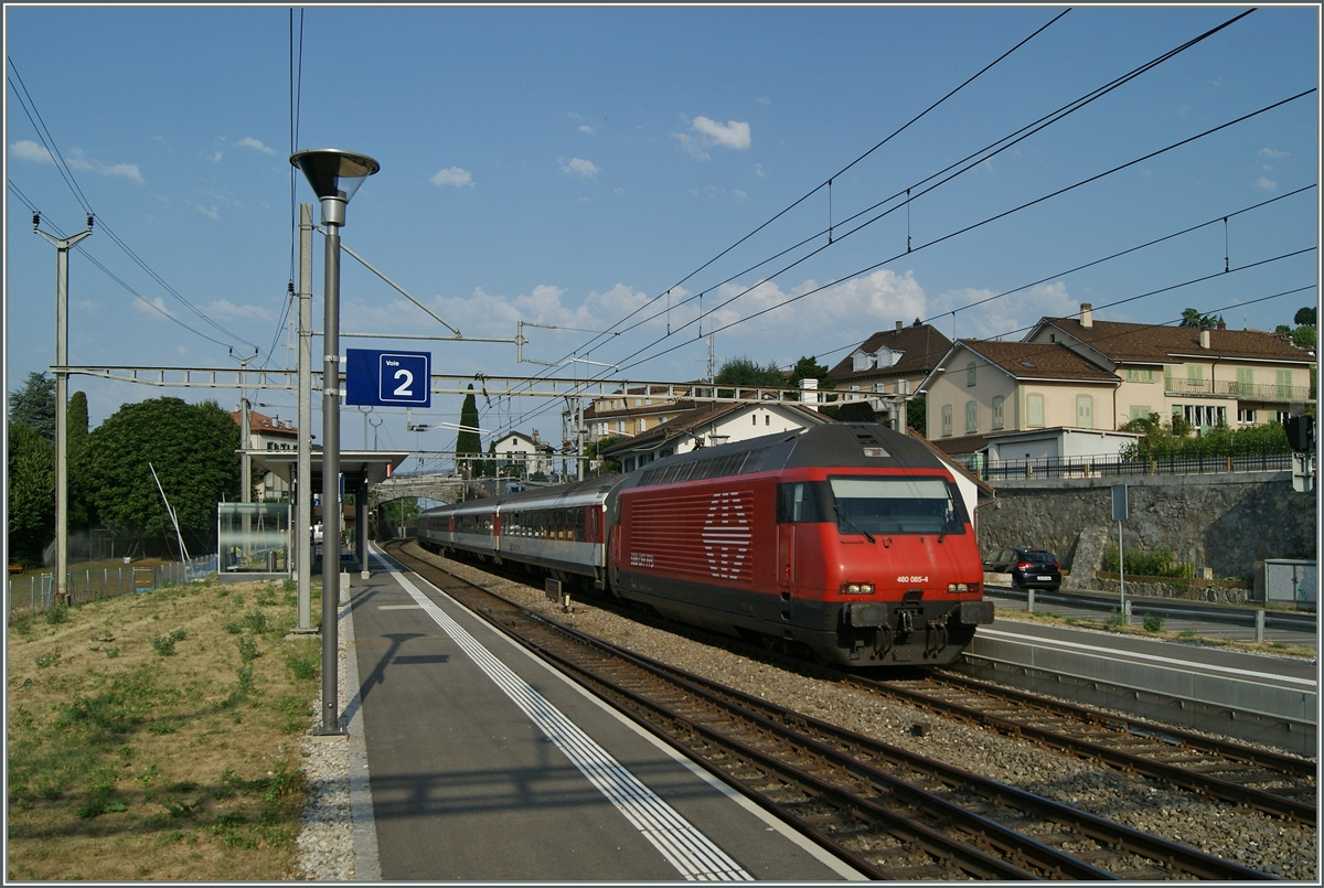 Dei SBB Re 460 085-4 fährt mit dem IR 1709 durch den Bahnhof von Rivaz. Mein Fotostandpunkt befindet sich auf einem noch nicht genutzten Fahrleitungsmast-Betonsockel, da die hier zu sehenden Weichen zur Zeit durch andere weiter Westlich ersetzt werden. Somit werden die in Kürze überflüssig geworden Weichen auch eine Änderung der Fahrleitung nach sich ziehen. 7. Juli 2015