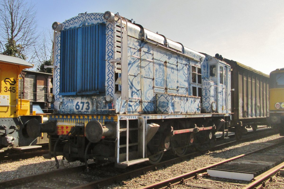 Delfts Blau ist ein Porzellanstilierung vn die 17.Jahrhundert aus die Niederlände. Ex-NS 673 tragt ins Utrechter NSM auch Delfts Blau -es bleibt jedoch zu hoffen, das die Rangierlok stärker ist als nür Porzellan... Hier am 9 März 2015.