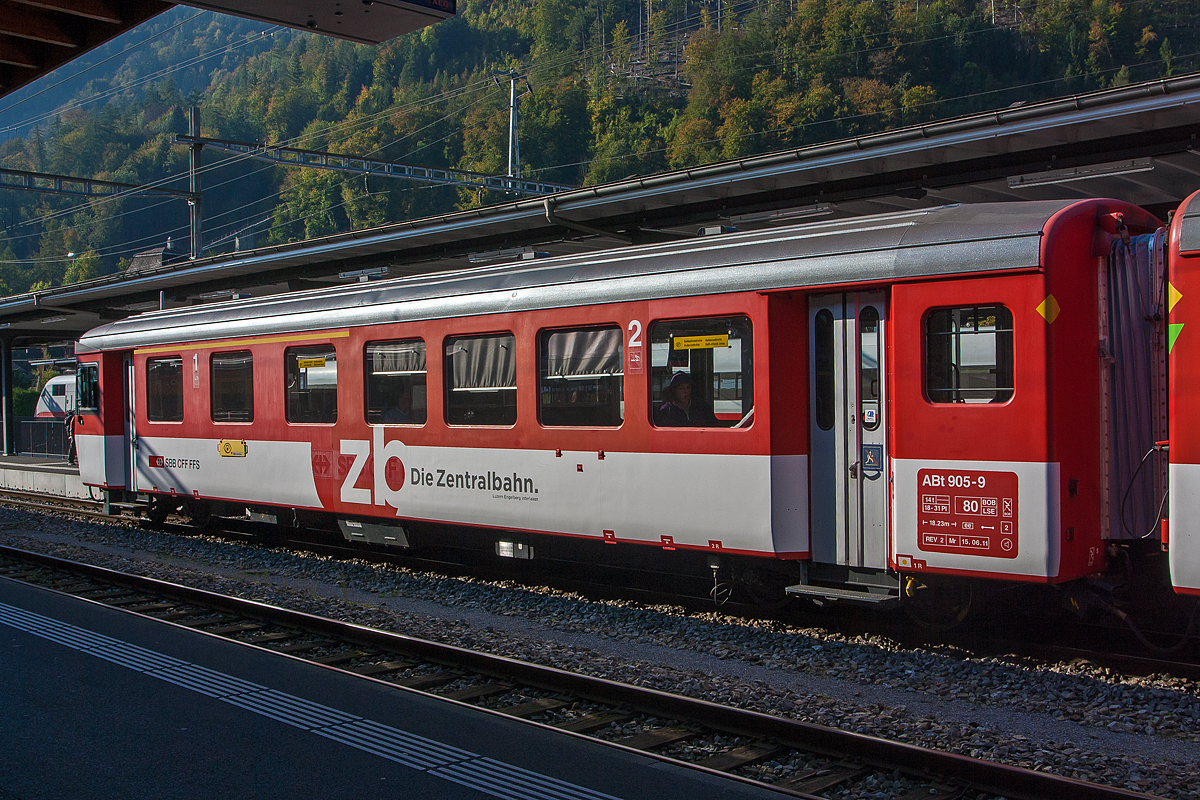 Der 1. / 2. Klasse Steuerwagen zb ABt 905-9 am 02.10.2011 im Zugverband eines IR in Interlaken Ost.

Der Steuerwagen gehört auch zu den von der SBB Brünigbahn  von 1966 bis 1971bei SIG beschaffen Brünig Typ III-Wagen (SIG EW I), später erfolgte ein Umbau zum heutigen Steuerwagen.

Da die Wagen für den Einsatz auf Zahnradbahnen konzipiert sind, wurde möglichst gewichtssparend gebaut. Es gibt (außer früher bei den Brünig AB) nur ein WC. Der Kasten ist aus Aluminium.

TECHNISCH DATEN:
Baujahre: 1966 bis1971
Spurweite: 1.000 mm
Länge über Puffer : 18.230 mm
Wagenkastenlänge: 17.300 mm
Drehzapfenabstand: 12.830 mm
Drehgestelle: SIG-66 mit Bremszahnrad
Eigengewicht: 14 t
Sitzplätze: 18 in der 1 Klasse und 31 in der 2. Klasse
Zul. Höchstgeschwindigkeit: 80 km/h
Zugelassen für Netz der: Brünig, BOB und LSE
