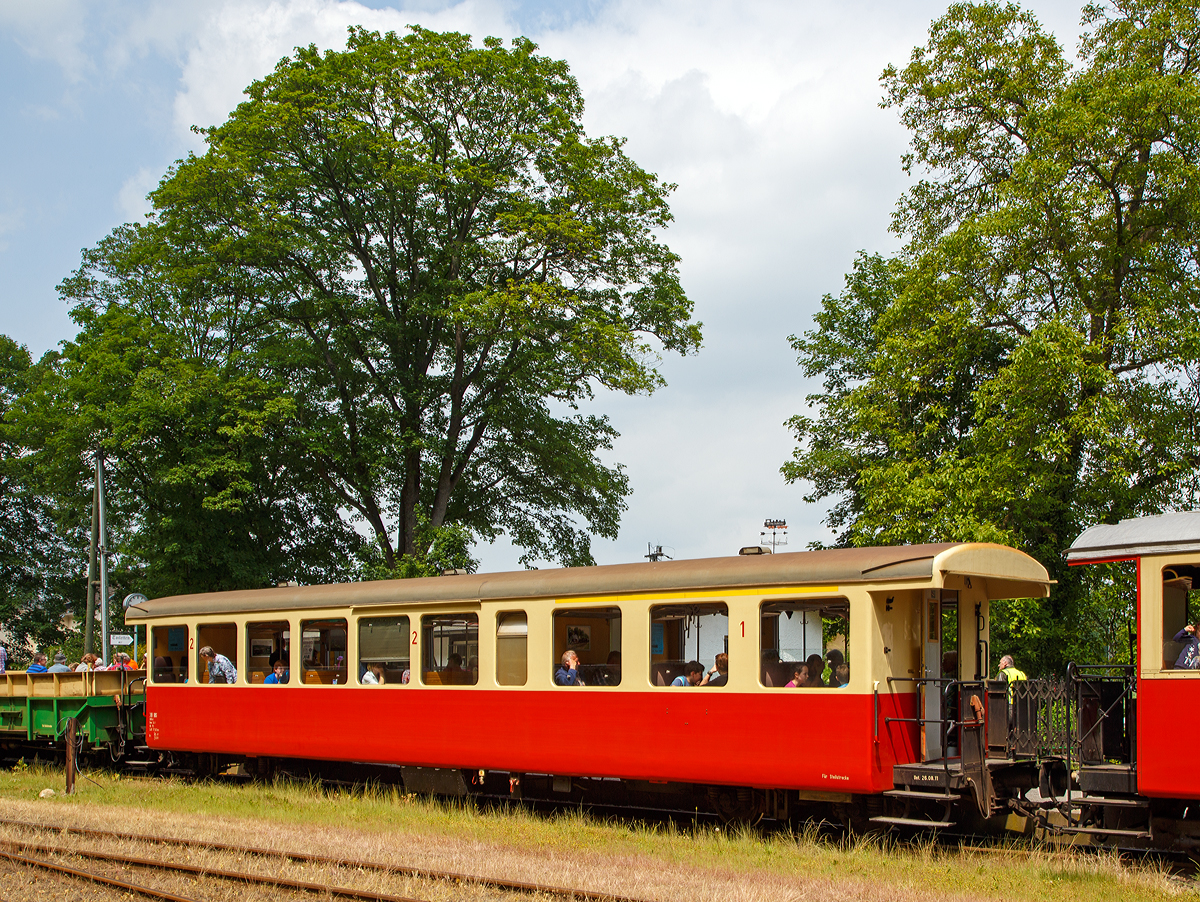 
Der 1.000 mm 1./2. Klasse KAB4i Schmalspur-Personenwagen 38 IBS (IBS = Interessengemeinschaft Brohltal-Schmalspureisenbahn), ex BOB AB 205, am 24.05.2015 im Bahnhof Brohl BE.

Der  Wagen wurde 1956 von SIG (	Schweizerische Industrie-Gesellschaft) für die BOB (Berner Oberland Bahn) gebaut

Technische Daten:
Spurweite: 1.000 mm
Anzahl der Achsen: 4
Länge über Puffer: 17.630 mm
Drehzapenabstand: 13.540
Eigengewicht: 14 t
Sitzplätze: 66
Kleinster befahrbarer Gleisbogen: R 75 m
Zugelassen für Steilstrecke (50 ‰ bei der Bohltalbahn)
