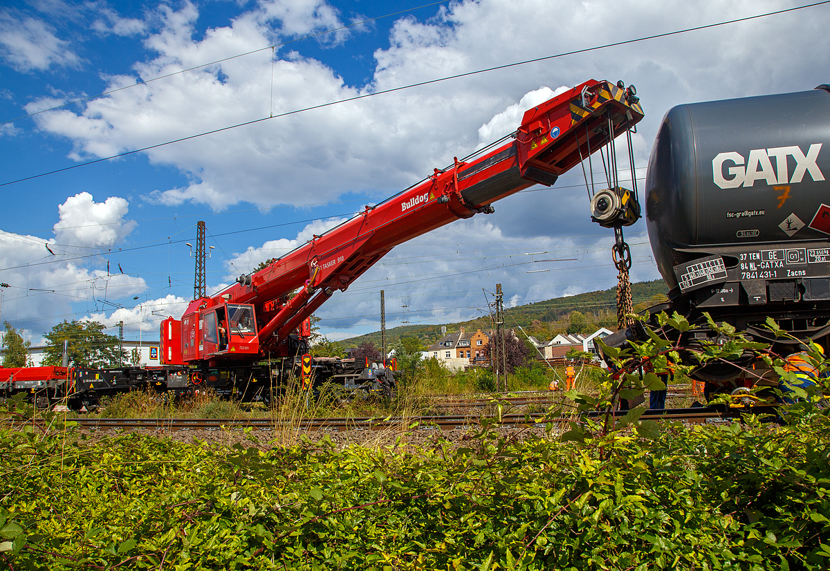 
Der 100t - Eisenbahnkran 733 001  Bulldog   (Schweres Nebenfahrzeug Nr.  D-DB 99 80 9471 004-8) der DB Netz AG, Maschinenpool, Standort Wanne-Eickel, am 02.09.2020 im Einsatz beim Bahnhof Niederlahnstein. Im Bf Niederlahnstein war am 30.08.2020 ein Kesselwagenzug entgleist.

Der Notfallkran ein Kirow MULTI TASKER KRC 910 er wird von der DB als Baureihe 733 geführt. 
