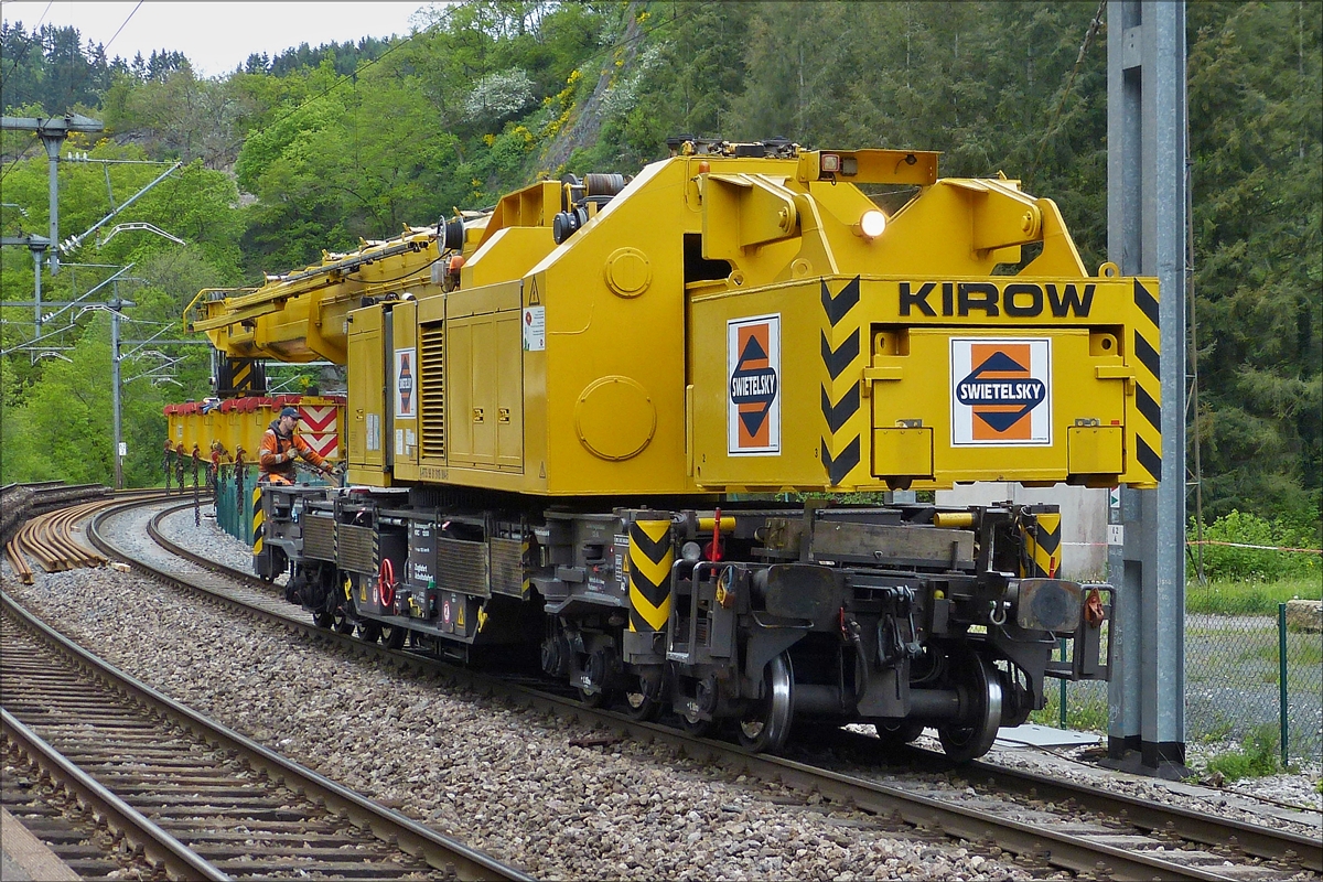 Der 150 t Kirow Gleis- und Weichenbaukran KRC 1200 (ein Kirow MULTI TASKER KRC 1200) 99 81 9119 004-5 der Firma Swietelsky bei Gleisbauarbeiten im Bahnhof Kautenbach.  14.05.2016 (Hans)