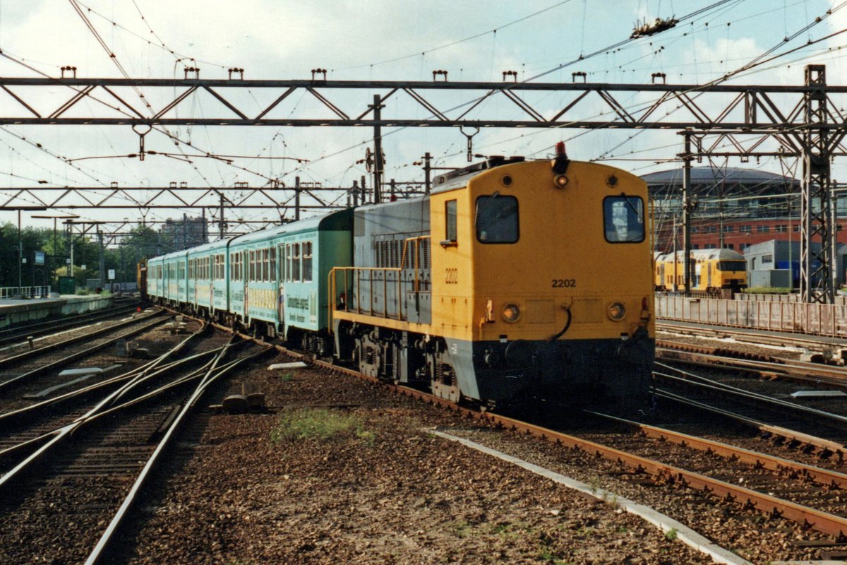 Der 1.Wettbewerber auf Niederländische Gleise seit 1998 war LOvers Rail, deren Erfolg eher mässig war: am 12 September 1996 treft die von NS gemieteter 2202 mit der Kennemerland-Express von Lovers Rail in Amsterdam Centraal ein. Nach drei jahre war Love5rs rail wieder von die Gleise verschwunden.