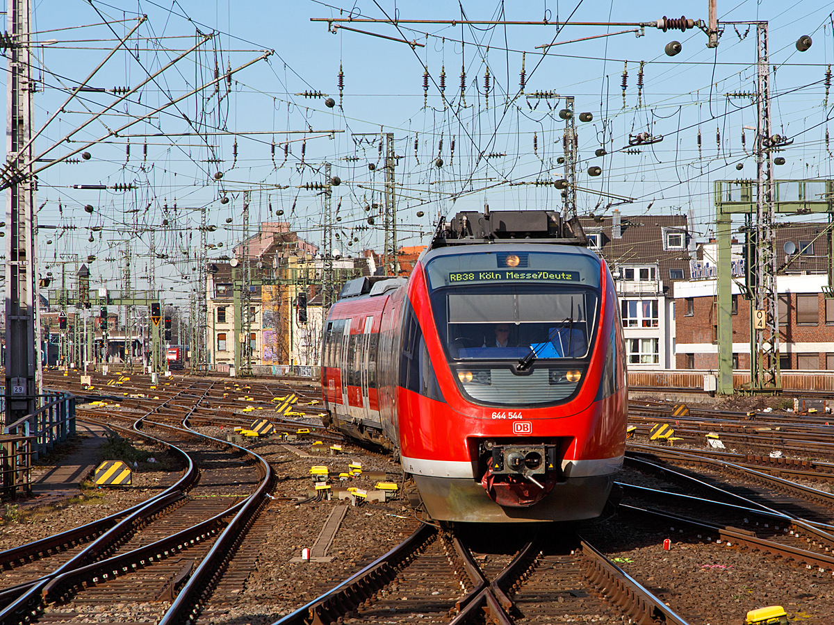 
Der 3-teilige Bombardier Talent Dieseltriebzug 644 544 / 644 044 (mit diesel-elektrischem Antrieb) der DB Regio NRW fährt am 08.03.2015, als RB 38  Erft-Bahn  (Düsseldorf - Grevenbroich - Köln), in den Hauptbahnhof Köln ein.