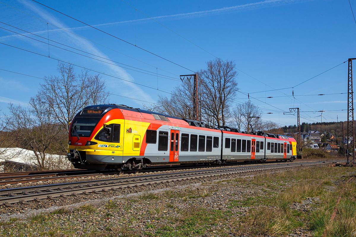 Der 3-teilige Stadler FLIRT 427 042 / 827 042 / 427 542 (94 80 0427 124-3 D-HEB / 94 80 0827 124-9 D-HEB / 94 80 0427 624-2 D-HEB) der HLB Bahn (Hessischen Landesbahn) fährt am 22.04.2021, als RE 99 Gießen – Siegen (Umlauf HLB 24936), vom Bf Ruderdorf (Kreis Siegen) weiter in Richtung Siegen.

Der Triebzug wurde 2010 von Stadler Pankow in Berlin unter den Fabriknummern 38623/38624, 38623/38626 und 38623/38625 gebaut und an die HLB geliefert.

Die Bezeichnung „FLIRT“ steht für „Flinker Leichter Innovativer Regional Triebzug“. Seit Dezember 2010 sind für die HLB die dreiteiligen (Baureihe 427) und fünfteiligen (Baureihe 429) elektrischen Niederflurtriebzüge des Typs FLIRT der Firma Stadler Pankow GmbH im „Main-Lahn-Sieg-Netz“ im Einsatz. Die Triebzüge entsprechen höchsten Komfortansprüchen und sind in Aluminium-Leichtbauweise gebaut.

Technische Daten:
Spurweite: 1.435 mm (Normalspur)
Achsformel: Bo'2'2' Bo'
Länge über Scharfenberg-Kupplung: 58.178 mm
Breite:  2.880 mm
Höhe: 4.185 mm
Achsabstände im Drehgestell: 2.700 mm
Triebraddurchmesser: 870/800 mm (neu/abgenutzt)
Laufraddurchmesser: 750/690 mm (neu/abgenutzt)
Dauerleistung am Rad: 1.500 kW
Max. Leistung am Rad: 1.950 kW
Anfahrzugkraft baulich (bis 55 km/h): 150 kN
Max. Beschleunigung bis 80 km/h: 1,01 m/s²
Höchstgeschwindigkeit: 160 km/h
Leergewicht: 100 t
Speisespannung: 15 kV, 16 1/3 Hz
Sitzplätze: 16 (1. Kl.) / 116 (2. Kl.) / 48 Klappsitze