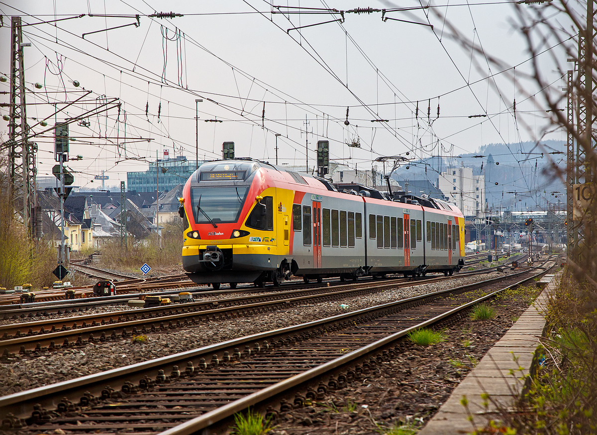 Der 3-teilige Stadler FLIRT 427 541 / 827 041/ 427 041 (94 80 0427 123-5 D-HEB / 94 80 0827 123-1 D-HEB / 94 80 0427 623-4 D-HEB) der HLB Bahn (Hessischen Landesbahn) verlässt am 21.04.2021, als RE 99 Siegen – Gießen, den Hbf Siegen.