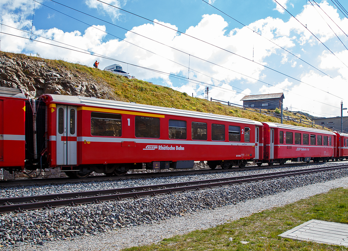 Der 4-achsige Personenwagen RhB AB 1542, ein verkrzter 1./2.Klasse Einheitswagen I (EW I) mit Aluminiumwagenkasten am 06.09.2021 bei der Station Ospizio Bernina im Zugverband.

Mit mehr als 100 Fahrzeugen bilden die als Einheitswagen I bezeichneten Personenwagen bis heute die grte Serie im Rollmaterialbestand der RhB. Das Fahrzeugkonzept wurde Anfang der sechziger Jahre in enger Zusammenarbeit zwischen Industrie und RhB entwickelt. Als Neuheit galten damals die Einstiegsbereiche mit WC und Stauraum fr sperriges Gepck an den Wagenbergngen. Folglich weicht das Konzept deutlich von den Mitteleinstiegswagen aus den vierziger Jahren ab.

Die ersten von FFA und SIG gebauten Einheitswagen I wurden Ende 1963 in Betrieb genommen. In einem Zeitraum von etwa zehn Jahren wuchs der Bestand an EW I kontinuierlich. Neben den 18,42 m langen Wagen, die hauptschlich auf dem Stammnetz eingesetzt werden, kamen auch Sonderbauformen mit Aluminiumwagenkasten hinzu. Zu diesen zhlen beispielsweise diese auf 14,91 m verkrzten Fahrzeuge fr den Einsatz auf der Berninabahn (wegen zum Teil sehr engen Kurvenradien).

TECHNISCHE DATEN:
Baujahr und Hersteller: 1968 / Flug- und Fahrzeugwerke Altenrhein AG (FFA)
Spurweite: 1.000 mm
Anzahl der Achsen: 4
Lnge ber Puffer: 14.910 mm
Drehgestellart: SWP 68
Sitzpltze: 12 (1.Klasse) / 30 (2.Klasse)
Eigengewicht: 14,0 t
Max. Gesamtgewicht: 17 t
zulssige Geschwindigkeit: 90 km/h
Lauffhig: StN (Stammnetz) / BB (Berniabahn) / MGB (Matterhorn Gotthard Bahn)