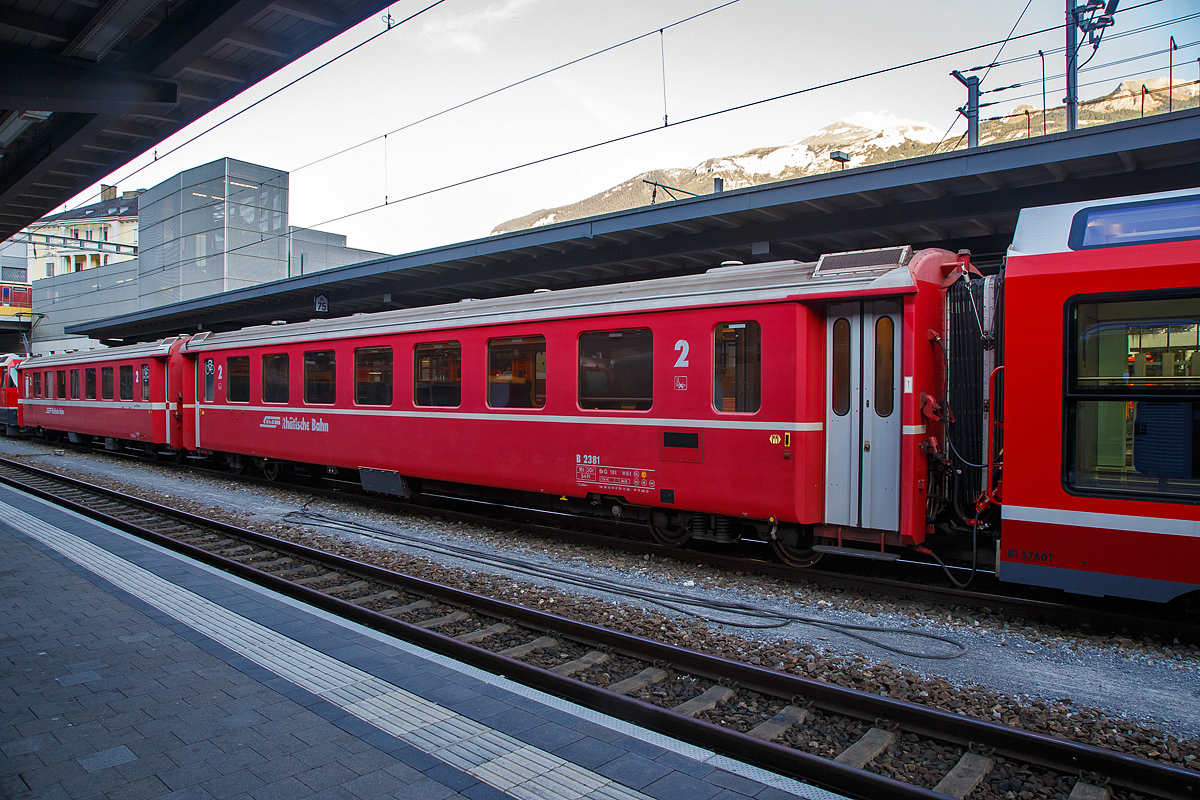 Der 4-achsige Personenwagen RhB B 2381, ein langer  2.Klasse Einheitswagen II (FFA EW II) mit Aluminiumwagenkasten am 06.09.2021 im Zugverband im Bahnhof Chur.

Gestiegene Fahrgastzahlen und Komfortansprche veranlassten die RhB, das bewhrte Konzept des Einheitswagen I nach etwa einem Jahrzehnt zu berarbeiten und den sogenannten Einheitswagen II (EW II) mit der Industrie zu entwickeln. Mehr als 60 Fahrzeuge dieser Serie konnten ber einen Zeitraum von acht Jahren beschafft werden.  Von diesen 2.Klasse Wagen in der langen Ausfhrung waren es alleine 40 Stck (B 2374–83, 2421–50)

Als Verbesserung gegenber den EW I gelten neue Drehgestelle vom Typ SWP 74, der vergrerte Sitzteiler (1.780 mm) in der 2. Klasse, getnte Doppelverglasung und ein verbessertes Heizungs- und Lftungssystem (Hagenuk). Trotz neuer Stoffbezge in der zweiten Wagenklasse, die Anfang der neunziger Jahre die roten und grnen Kunststoffsitzbezge abgelst haben, wirkt das Interieur dieser Fahrzeuge heute gegenber den modernisierten EW I etwas altmodisch. Folgerichtig hat die RhB mit einem umfangreichen Refit-Programm begonnen. Neben einem modernen geschlossenen Toiletten-System erhalten diese Wagen, Dachklimagerte, ein neues Fahrgast-Informationssystem mit Innen- und Auenanzeigen. Ferner wird die Inneneinrichtung zeitgem gestaltet.

TECHNISCHE DATEN:
Baujahre: 1976 bis 1980 (dieser 1976, Umbau 2004)
Hersteller:  Flug- und Fahrzeugwerke Altenrhein AG (FFA)
Hersteller Drehgestelle: Schindler Waggon Pratteln (SWP) 
Spurweite: 1.000 mm
Anzahl der Achsen: 4
Lnge ber Puffer: 18.500 mm
Drehgestellbauart: SWP 74
Sitzpltze: 54 (2.Klasse)
Eigengewicht: 16,0 t
Max. Gesamtgewicht: 20 t
zulssige Geschwindigkeit: 90 km/h
Lauffhig: StN (Stammnetz) / MGB (Matterhorn Gotthard Bahn)

Auf der Berninabahn ist ein Einsatz dieser langen Wagen nicht mglich. Diese wrden dort bedingt durch die teilweise engeren Gleisbgen entgleisen.
