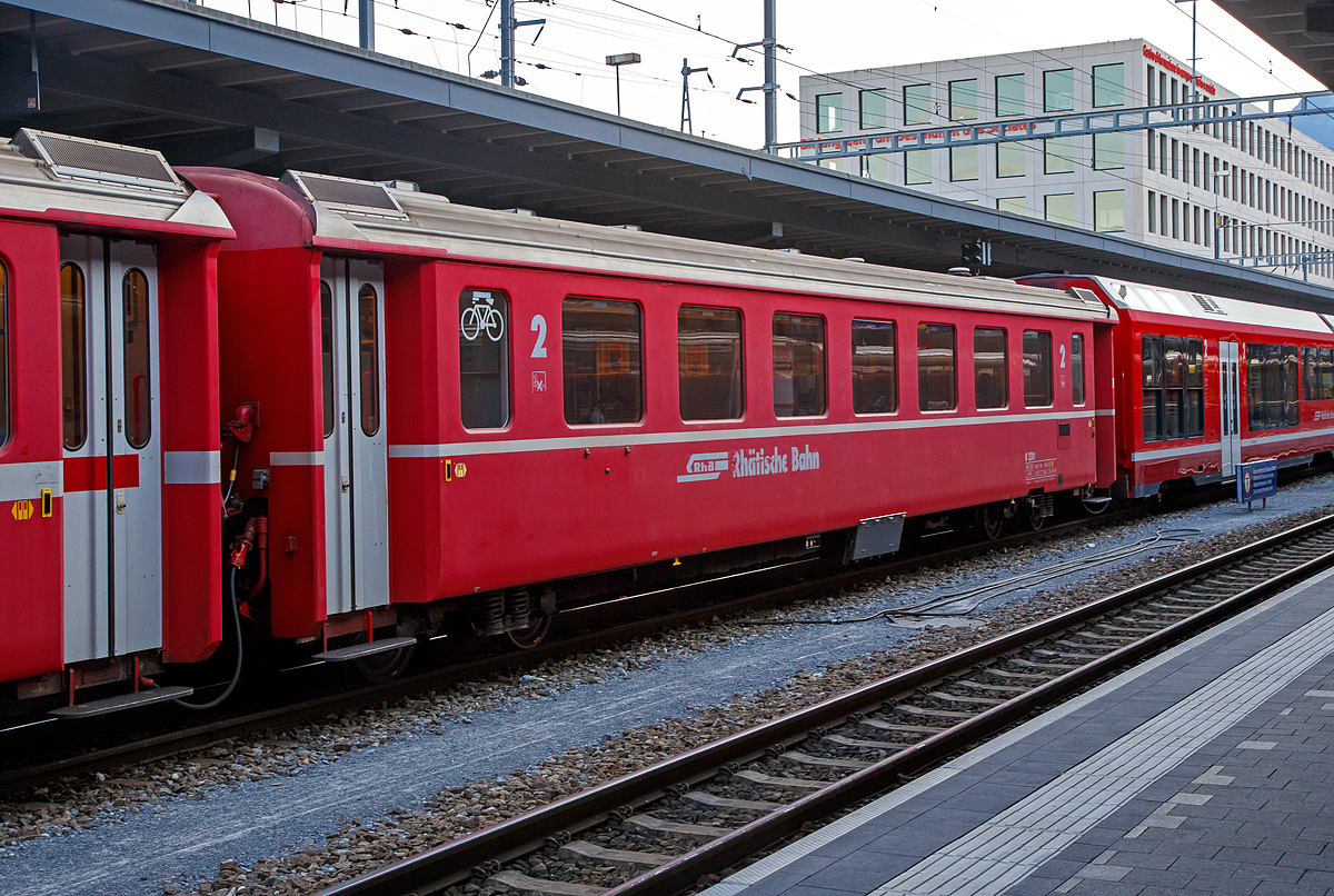 Der 4-achsige Personenwagen RhB B 2381, ein langer  2.Klasse Einheitswagen II (FFA EW II) mit Aluminiumwagenkasten am 06.09.2021 im Zugverband im Bahnhof Chur.

Gestiegene Fahrgastzahlen und Komfortansprche veranlassten die RhB, das bewhrte Konzept des Einheitswagen I nach etwa einem Jahrzehnt zu berarbeiten und den sogenannten Einheitswagen II (EW II) mit der Industrie zu entwickeln. Mehr als 60 Fahrzeuge dieser Serie konnten ber einen Zeitraum von acht Jahren beschafft werden.  Von diesen 2.Klasse Wagen in der langen Ausfhrung waren es alleine 40 Stck (B 2374–83, 2421–50)

Als Verbesserung gegenber den EW I gelten neue Drehgestelle vom Typ SWP 74, der vergrerte Sitzteiler (1.780 mm) in der 2. Klasse, getnte Doppelverglasung und ein verbessertes Heizungs- und Lftungssystem (Hagenuk). Trotz neuer Stoffbezge in der zweiten Wagenklasse, die Anfang der neunziger Jahre die roten und grnen Kunststoffsitzbezge abgelst haben, wirkt das Interieur dieser Fahrzeuge heute gegenber den modernisierten EW I etwas altmodisch. Folgerichtig hat die RhB mit einem umfangreichen Refit-Programm begonnen. Neben einem modernen geschlossenen Toiletten-System erhalten diese Wagen, Dachklimagerte, ein neues Fahrgast-Informationssystem mit Innen- und Auenanzeigen. Ferner wird die Inneneinrichtung zeitgem gestaltet.

TECHNISCHE DATEN:
Baujahre: 1976 bis 1980 (dieser 1976, Umbau 2004)
Hersteller:  Flug- und Fahrzeugwerke Altenrhein AG (FFA)
Hersteller Drehgestelle: Schindler Waggon Pratteln (SWP) 
Spurweite: 1.000 mm
Anzahl der Achsen: 4
Lnge ber Puffer: 18.500 mm
Drehgestellbauart: SWP 74
Sitzpltze: 54 (2.Klasse)
Eigengewicht: 16,0 t
Max. Gesamtgewicht: 20 t
zulssige Geschwindigkeit: 90 km/h
Lauffhig: StN (Stammnetz) / MGB (Matterhorn Gotthard Bahn)

Auf der Berninabahn ist ein Einsatz dieser langen Wagen nicht mglich. Diese wrden dort bedingt durch die teilweise engeren Gleisbgen entgleisen.
