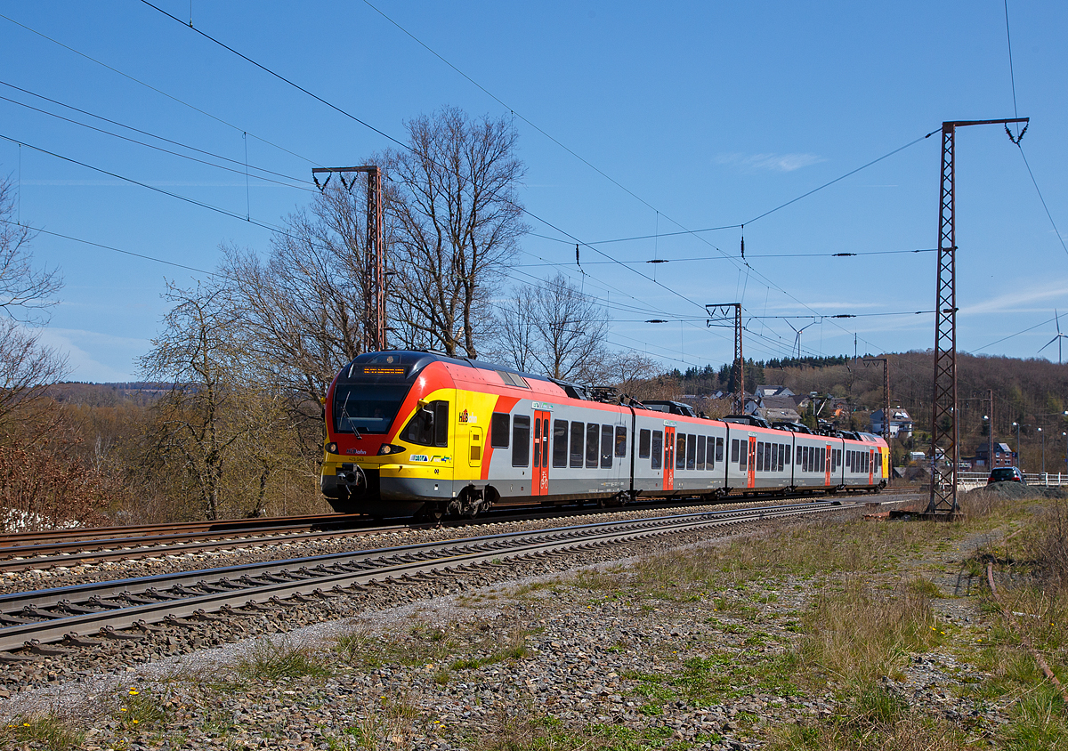 Der 5-teilige Stadler Flirt 429 043 / 429 543 der HLB (Hessischen Landesbahn) fährt am 22.04.2021, als RE 99  Main-Sieg-Express  (Frankfurt - Gießen - Siegen), durch Rudersdorf (Kreis Siegen) in Richtung Siegen.