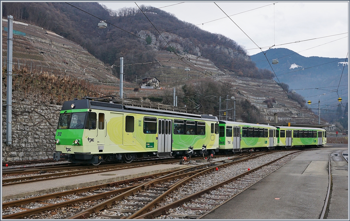 Der A-L BDeh 4/4 312 erreicht mit seinen zwei Bt 362 und 361 von Aigle (Bahnhof) kommend die Spitzkehre (und Haltestelle) Aigle Dépôt AL.
7. Jan. 2018