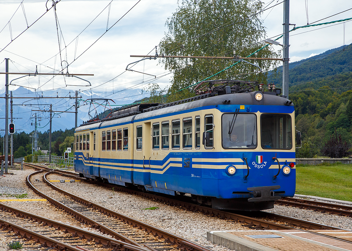 
Der ABe 8/8 23  OSSOLA  der SSIF (Società subalpina di imprese ferroviarie), als Regionalzug von Domodossola nach Re, erreicht am 15.09.2017 den Bahnhof Santa Maria Maggiore (Stazione SSIF di Santa Maria Maggiore).

1959 erhielt die Società delle Ferrovie Regionali Ticinesi (FRT, früherer Name der FART) zusammen mit der Società subalpina di imprese ferroviarie (SSIF) vier elektrische Gelenktriebwagen vom Typ ABe 8/8. Anfänglich gehörten die Triebwagen 21 und 22 der FART, ex FRT und die Triebwagen 23 und 24 der SSIF. 1982 verkaufte die FART ihre beiden Triebwagen an die SSIF. Obwohl die SSIF ein rein italienisches Unternehmen ist, verwendet sie auch die schweizerischen Typenbezeichnungen.

Die vier Triebwagen wurden für die internationalen Schnellzüge zwischen Locarno und Domodossola angeschafft. Sie lösten die ABDe 4/4 ab. Die neuen Triebwagen erlaubten 1959 die Verkürzung der Reisezeit zwischen Domodossola und Locarno auf eine Stunde und 40 Minuten, was einer Fahrzeitverkürzung von 20 Minuten entsprach. In der Führung der Schnellzüge wurden sie 1992 größtenteils durch die ABe 4/6 abgelöst.

Die Gelenktriebwagen wurden von Schindler Waggon in Pratteln hergestellt, die elektrische Ausrüstung lieferte die BBC-Tochter Tecnomasio Italiano Brown Boveri (TIBB). Der Wagenkasten ist dreigeteilt und stützt sich jeweils unter dem Kastengelenk auf ein Jakobsdrehgestell ab.

Der ABe 8/8 24 wurde 2007 zum Panoramatriebzug umgebaut (mit neuem Kastenaufbau). Er dient als Reserve für die neuen SSIF Panoramatriebzüge.

TECHNISCHE DATEN:
Hersteller: 	SWP TIBB
Baujahr: 	1959
Spurweite: 1.000 mm
Achsformel:  Bo'Bo'Bo'Bo'
Länge über Puffer: 34.000 mm
Drehzapfenabstand: 9.000 mm
Achsabstand im Drehgestell: 2.300 mm
Dienstgewicht:  59 t
Höchstgeschwindigkeit:  60 km/h
Stundenleistung:  720 kW (976 PS)
Stromsystem:  1200 V DC (Gleichstrom)
Zugbremse:  Druckluft
Kupplungstyp:  Zp2 = Mittelpuffer mit 2 Schraubenkupplungen
Sitzplätze: 	113
