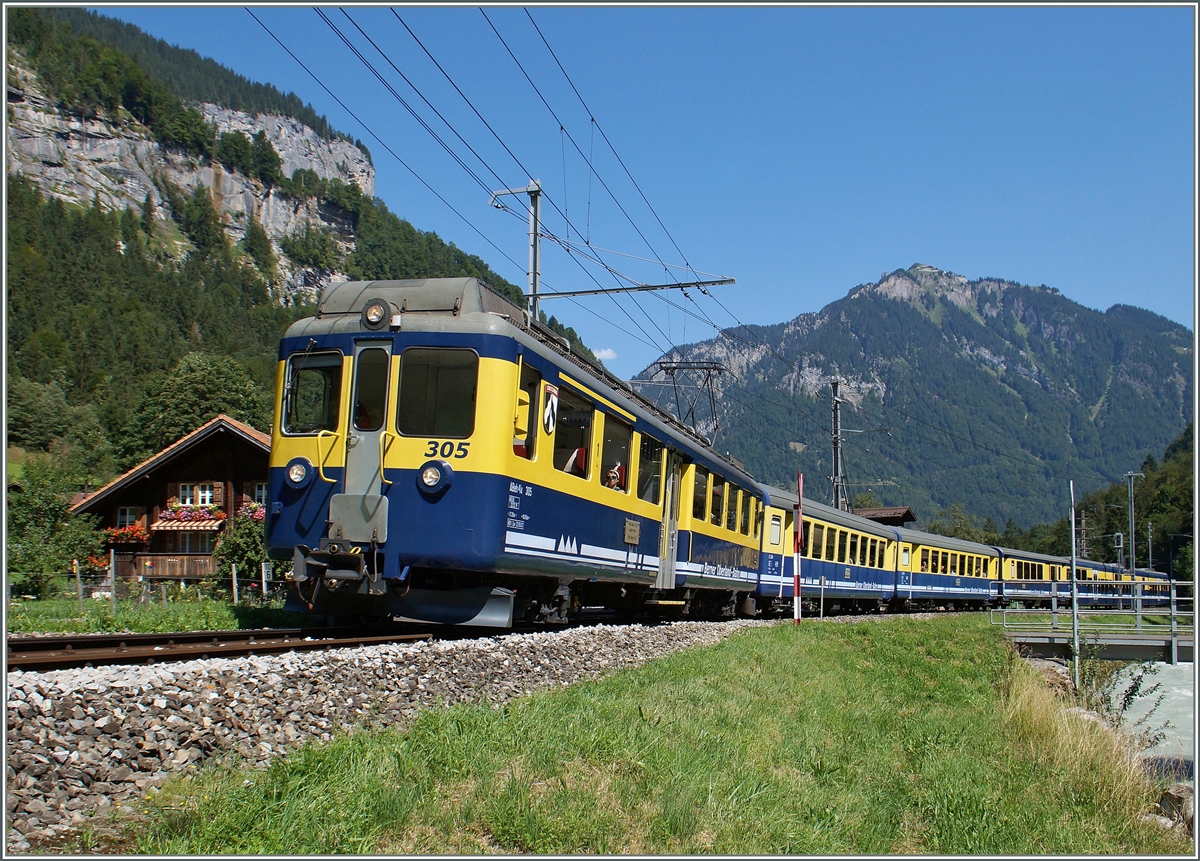 Der ABeh 4/4 305 hlt mit seinem Zug an der kleinen Haltestelle Sandweid .
6. August 2015