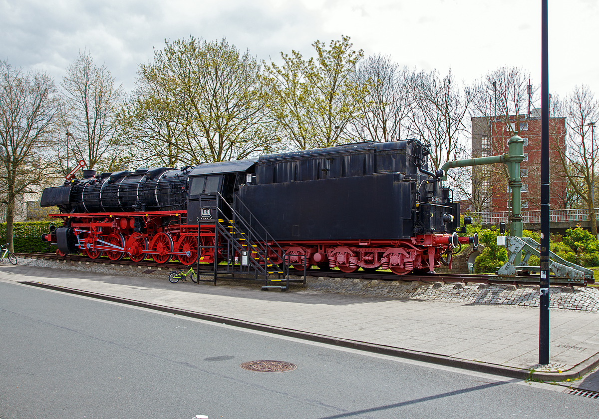 Der aller letzte eingesetzte „Jumbo“....

Die Denkmallok ex DB 043 903-4, ex DB/DR 44 903, am 01.05.2011 auf dem Bahnhofsvorplatz in Emden. Sie war die letzte eingesetzte Dampflok der Deutschen Bundesbahn (nach der deutschen Wiedervereinigung gab es kurz wieder Dampfloks bei der DB AG). Als letzte Leistung beförderte 043 903-4 am 26.10.1977 für das Neubauamt Nord den Arbeitszug Az 81354 (bestehend aus einem Hilfszug-Gerätewagen) von Oldersum nach Emden Rbf, der letzte planmäßig mit Dampflok beförderte Zug der Deutschen Bundesbahn. Um 15:45 Uhr lief das kurze Gespann in Emden ein. Nach der letzten Kontrolle, wie sie nach Abschluss jeder Fahrt vorgeschrieben ist, durch den Lokführer und Heizer kurz nach 16 Uhr verabschiedet. Damit endete bei der Deutschen Bundesbahn das Zeitalter der Dampflokomotive im Bw Emden am 26. Oktober 1977 um 16:04 Uhr.