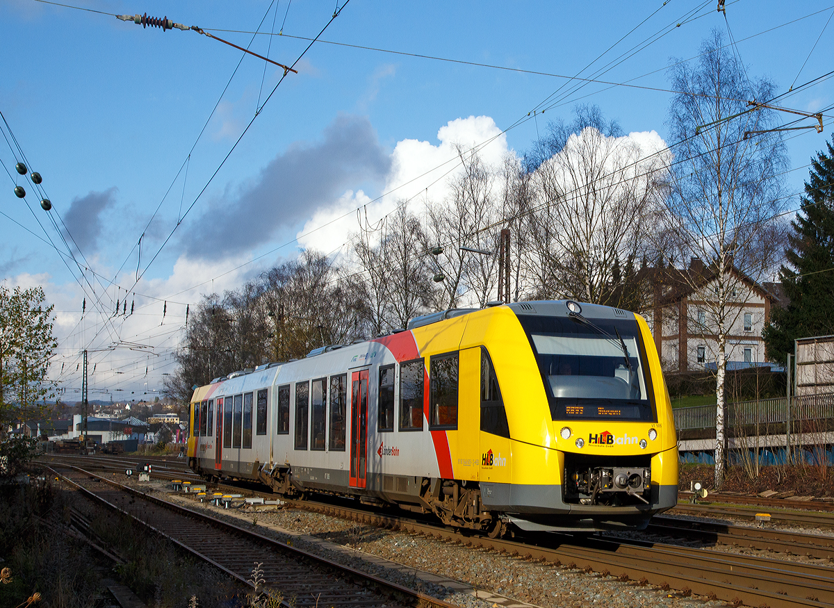 
Der Alstom Coradia LINT 41 der neuen Generation / neue Kopfform, der VT 505 (95 80 1648 105-2 D-HEB / 95 80 1648 605-1 D-HEB) der HLB (Hessische Landesbahn GmbH) fährt am 21.11.2015, als RB 93  Rothaarbahn  (Bad Berleburg - Kreuztal - Siegen), von Kreuztal weiter in Richtung Siegen. 