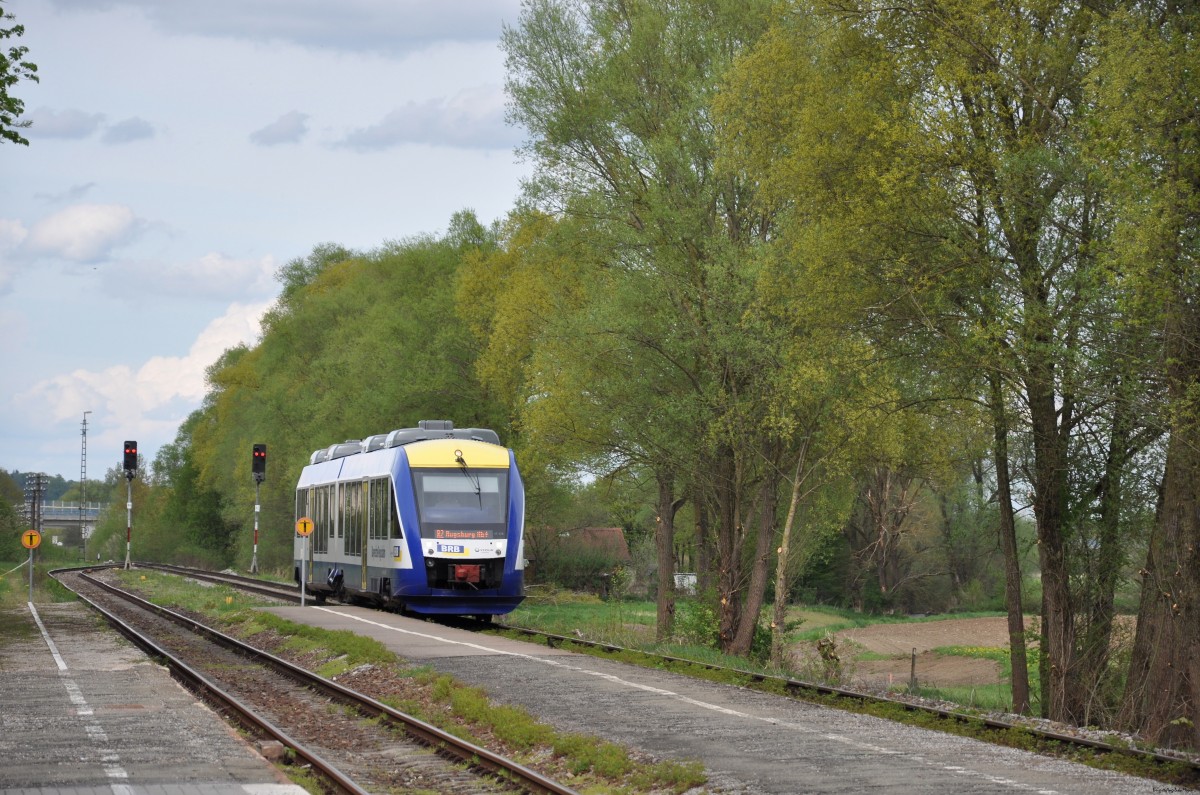 Der Alstom Coradia Typ LINT 41, VT  236, der Bayerischen Regiobahn (BRB) saust flott auf den Bahnhof Dasig zu, am 26.04.2015. Paartalbahn zwischen Ingolstadt und Augsburg (KBS 983).