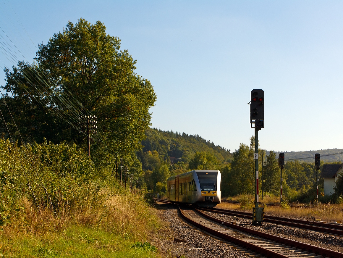 Der an die vectus Verkehrsgesellschaft ausgeliehene VT 102 bzw.  508 102 der HLB (Hessischen Landesbahn) ein Stadler GTW 2/6 fhrt am 24.09.2013 in den Bahnhof Nistertal / Bad Marienberg (frher Bf Erbach/Westerwald) als RB Westerburg - Hachenburg - Altenkirchen - Au/Sieg (VEC 25758) ein.

Der Triebwagen mit den NVR-Nummern  95 80 0946 402-4 D-HEB / 95 80 0646 102-7 D-HEB / 95 80 0946 902-3 D-HEB wurde 1999 bei DWA unter der Fabrik-Nummer 508/008 fr die HLB Betriebsbereich KNE (ex Kassel-Naumburger Eisenbahn) gebaut.