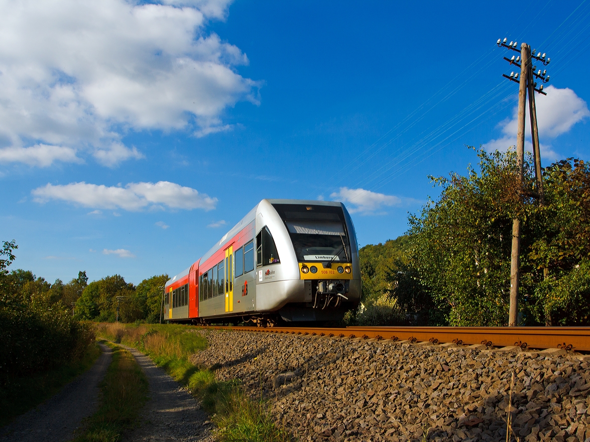 Der an die vectus Verkehrsgesellschaft mbH ausgeliehene VT 102 bzw. 508 102 der HLB (Hessischen Landesbahn) ein Stadler GTW 2/6 am 27.09.2013 kurz vor dem Bahnhof Unnau-Korb. 

Er fhrt als RB 28 die Strecke Au/Sieg-Altenkirchen-Hachenburg-Westerburg-Limburg/Lahn (Oberwesterwaldbahn - KBS 461). 

Der Triebwagen mit den NVR-Nummern  95 80 0946 402-4 D-HEB / 95 80 0646 102-7 D-HEB / 95 80 0946 902-3 D-HEB wurde 1999 bei DWA unter der Fabrik-Nummer 508/008 fr die HLB Betriebsbereich KNE (ex Kassel-Naumburger Eisenbahn) gebaut.