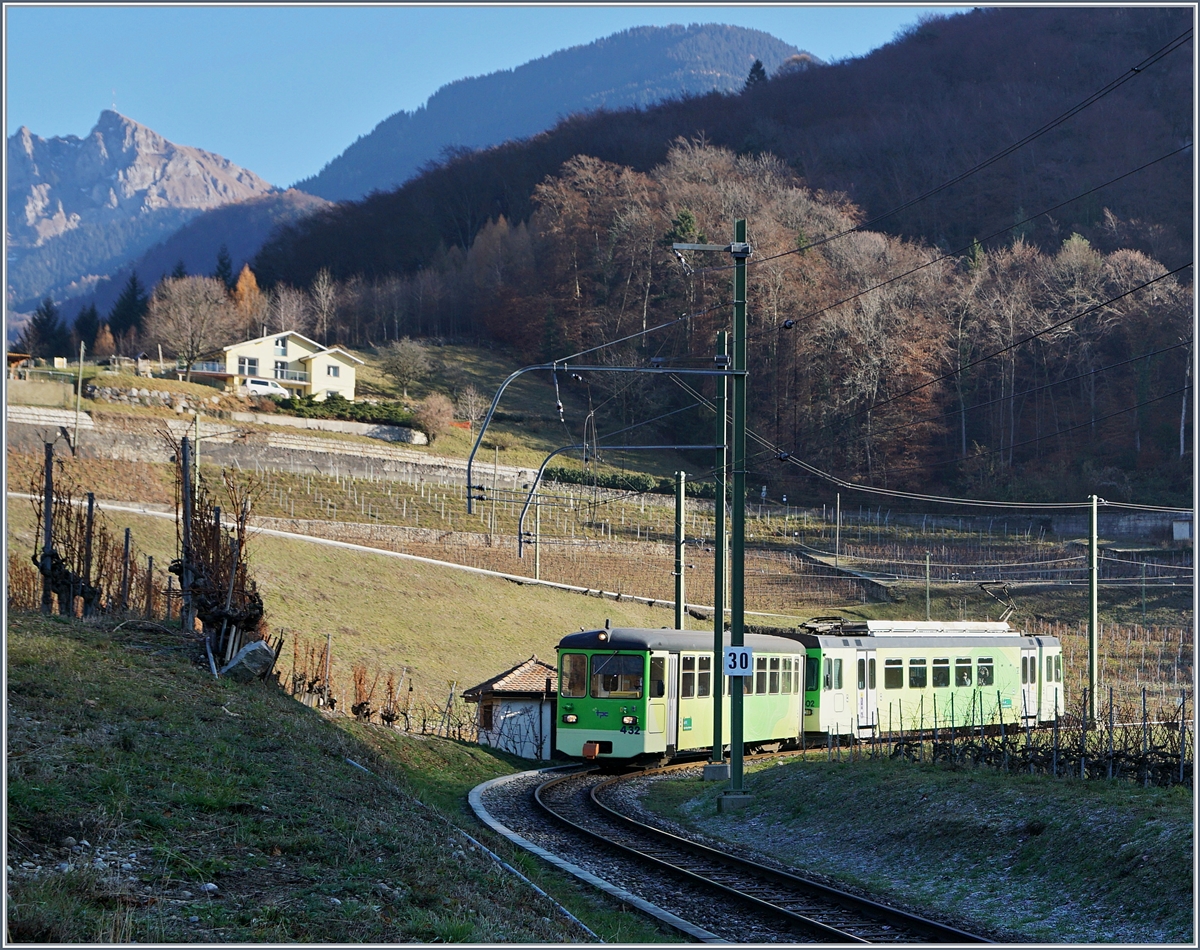 Der ASD BDe 4/4 402 mit seinem Bt 432 auf der Fahrt nach Aigle in den Weinbergen von Aigle. 14. Dez. 2016