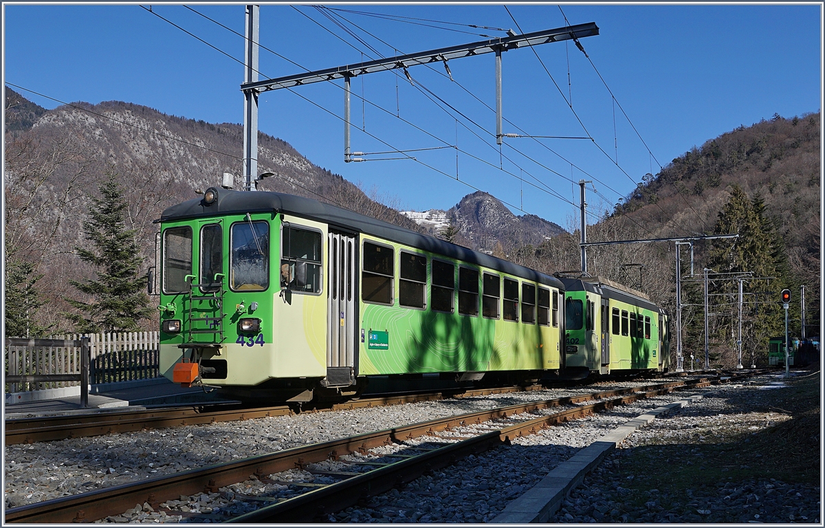 Der ASD Regionalzug 433 von Les Diablerets nach Aigle in der vor wenigen Jahren neu angelegten Station Verschiez, im Hintergrund kaum erkennbar ein Bt der AOMC, dahinterstehen noch drei AOMC BDeh 4/4, die durch den Umbau (Stromsystem und Zahnstange) der AOMC und Einsatz der Stalder SURF Züge überflüssig geworden sind.
17. Feb. 2019