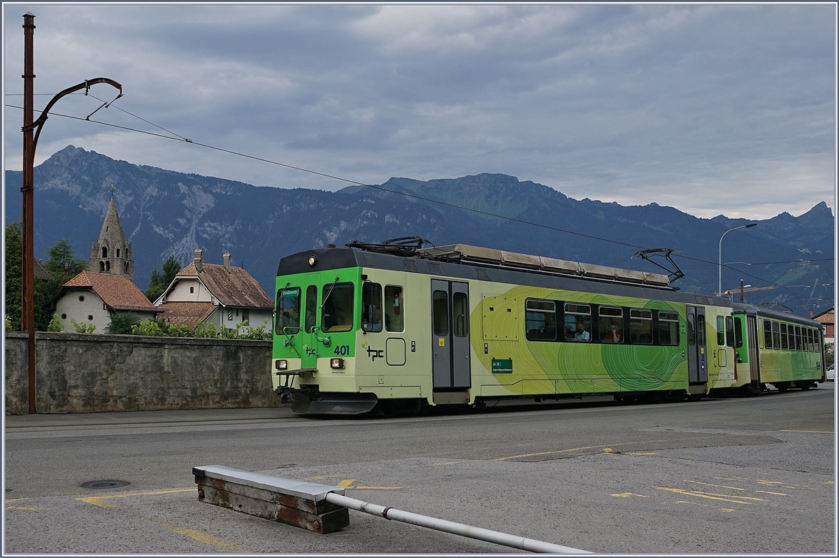 Der ASD TPC BDe 4/4 401 auf dem Weg nach Les Diablerets noch in den Strassen von Aigle.

1. Sept. 2019