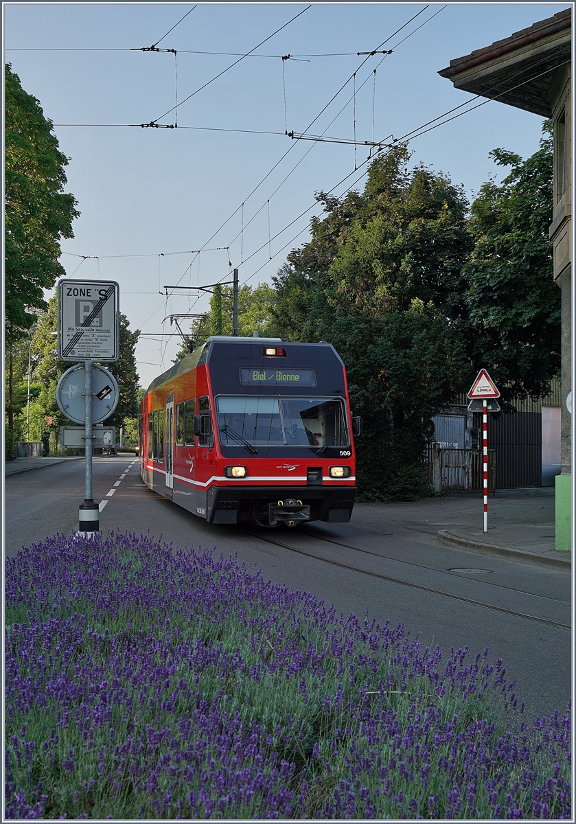 Der asm GTW Be 2/6 509 erreicht Biel/Bienne. 
22. Juni 2017