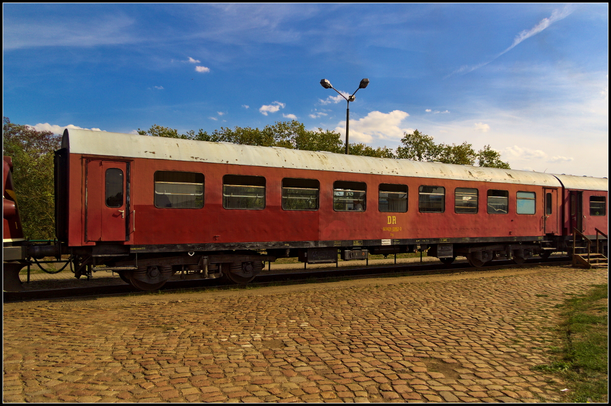 Der aus einem Bghw umgebaute 28-13 853 Srg wird immer wieder in den Pendelz�gen bei den Familiefesten der Magdeburger Eisenbahnfreunde e.V. eingesetzt. So auch am 08.06.2018, wo er hier am provisorischen Haltepunkt  Wissenschaftshafen-Nord  in Magdeburg steht (DR 50 50 28-13 853-3 Srg).